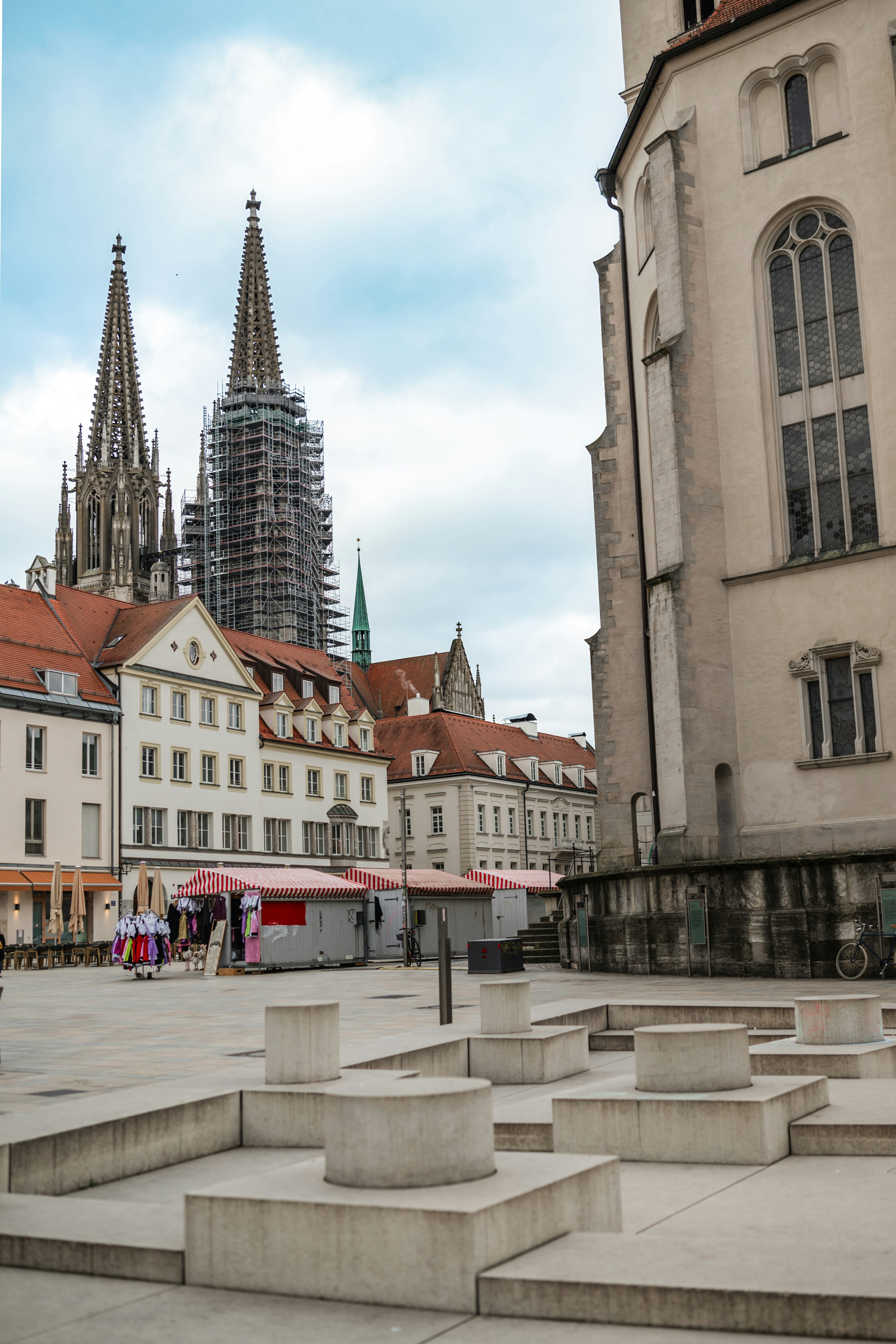 Judendenkmal am Neupfarrplatz vor der Neupfarrkirche und dem Dom im Hintergrund