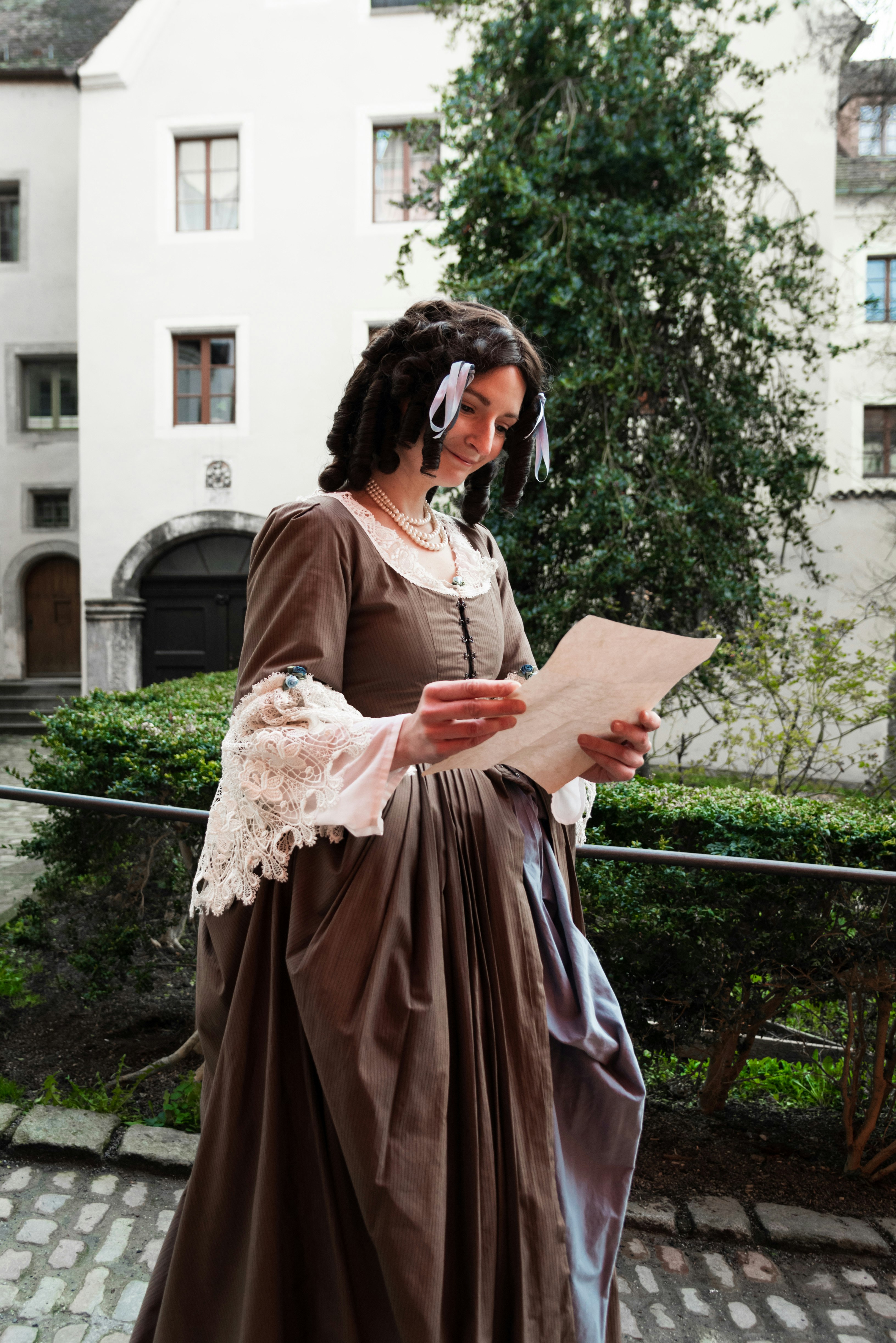 Schauspielerin bei der Führung