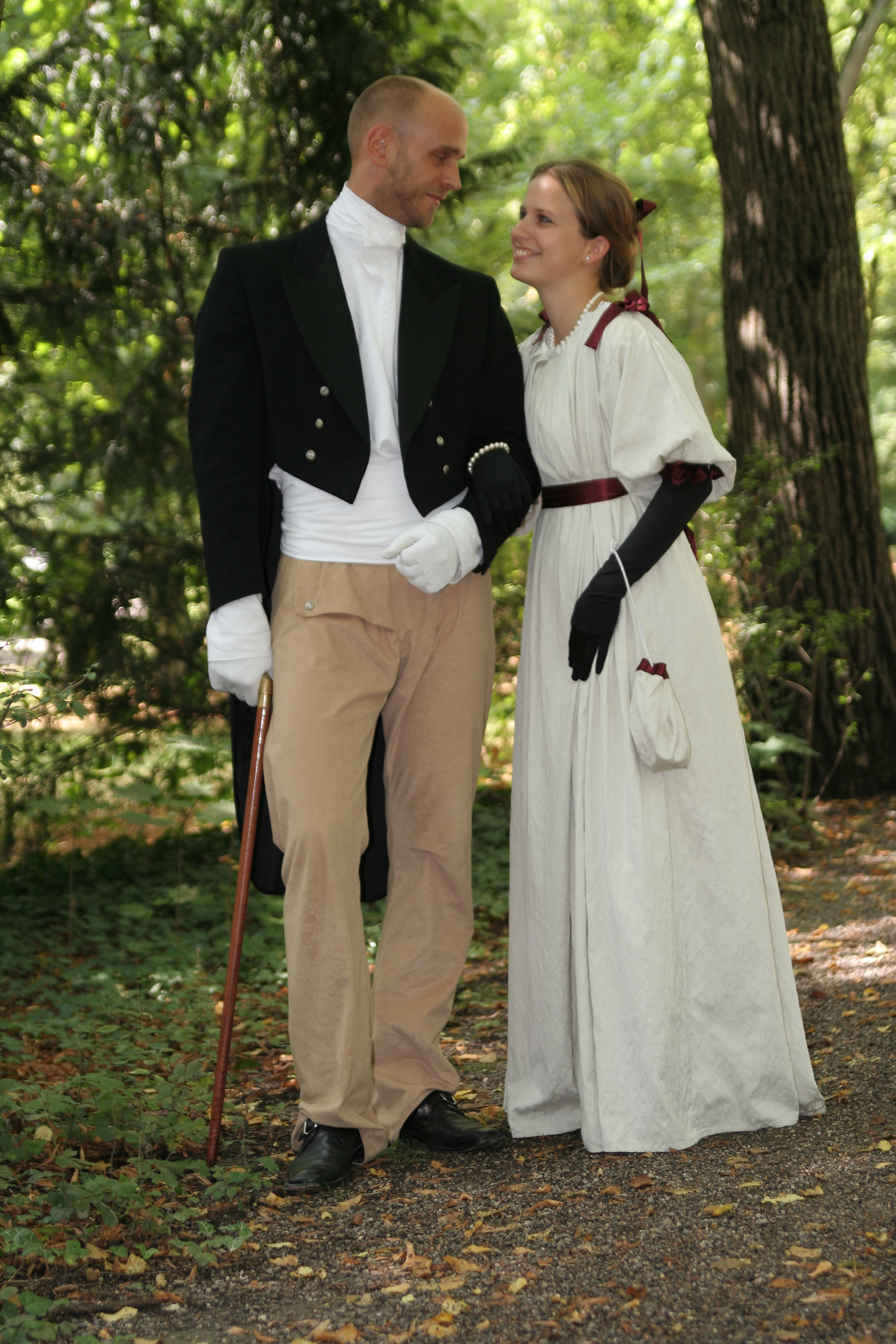 Zwei Schauspieler der Führung im Kostüm