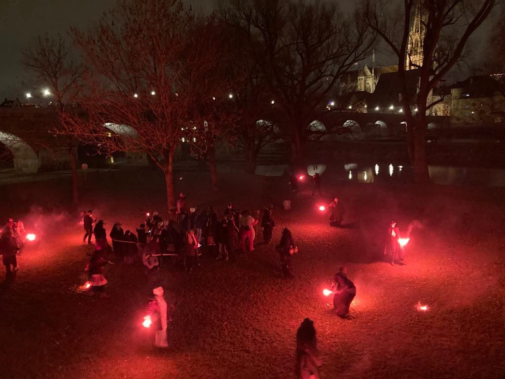 Perchtentreiben bei der Führung auf der Jahninsel