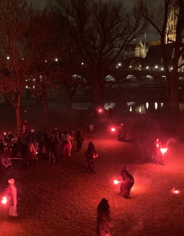 Perchtentreiben bei der Führung auf der Jahninsel