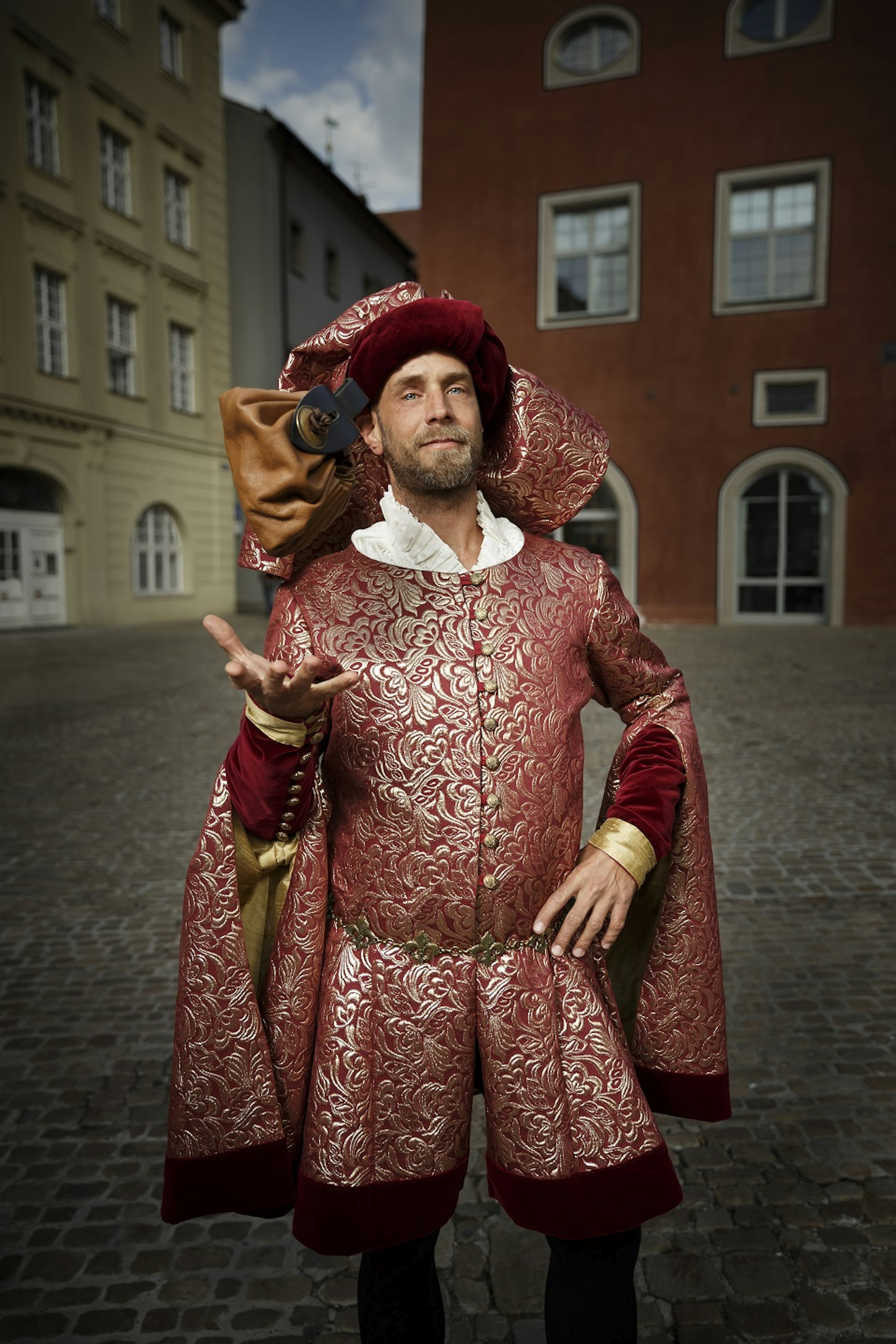 Ein Schauspieler im Kostüm als Kaufmann Heinrich Zant