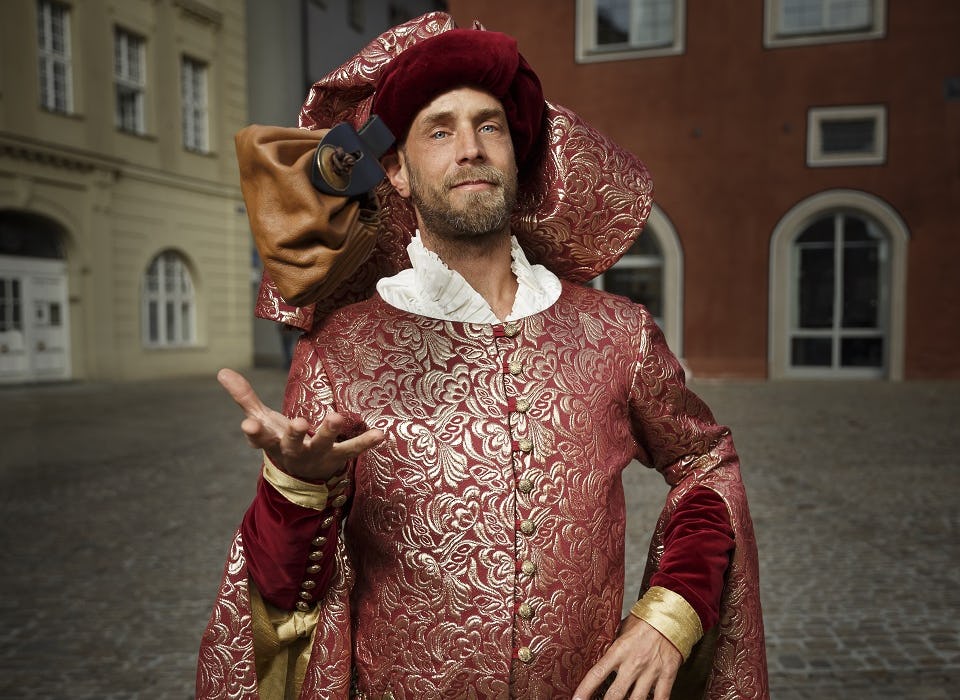 Ein Schauspieler im Kostüm als Kaufmann Heinrich Zant