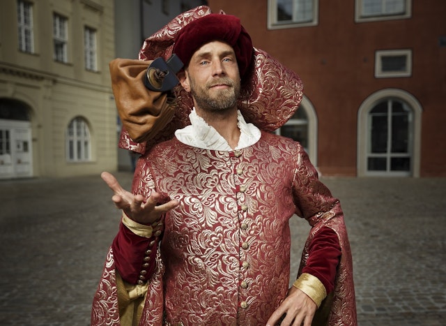 Ein Schauspieler im Kostüm als Kaufmann Heinrich Zant