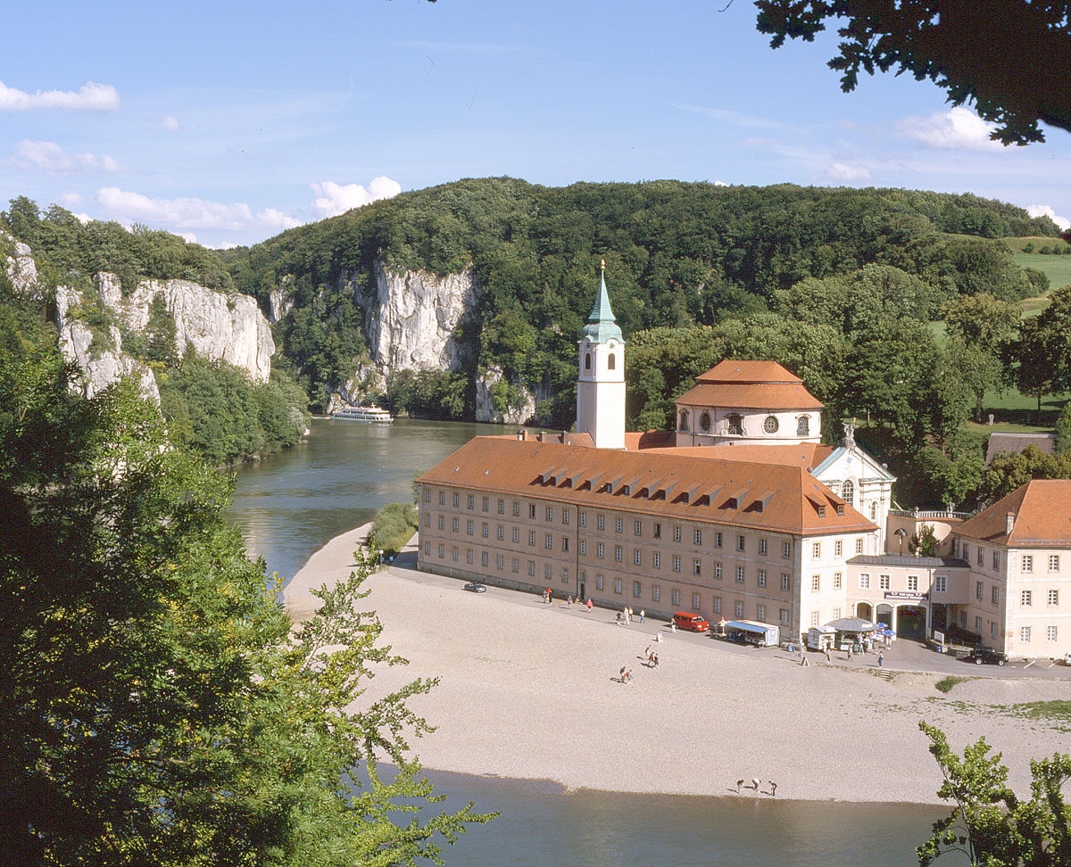 Kloster Weltenburg aus der Entfernung mit dem Donaudurchbruch im Hintergrund