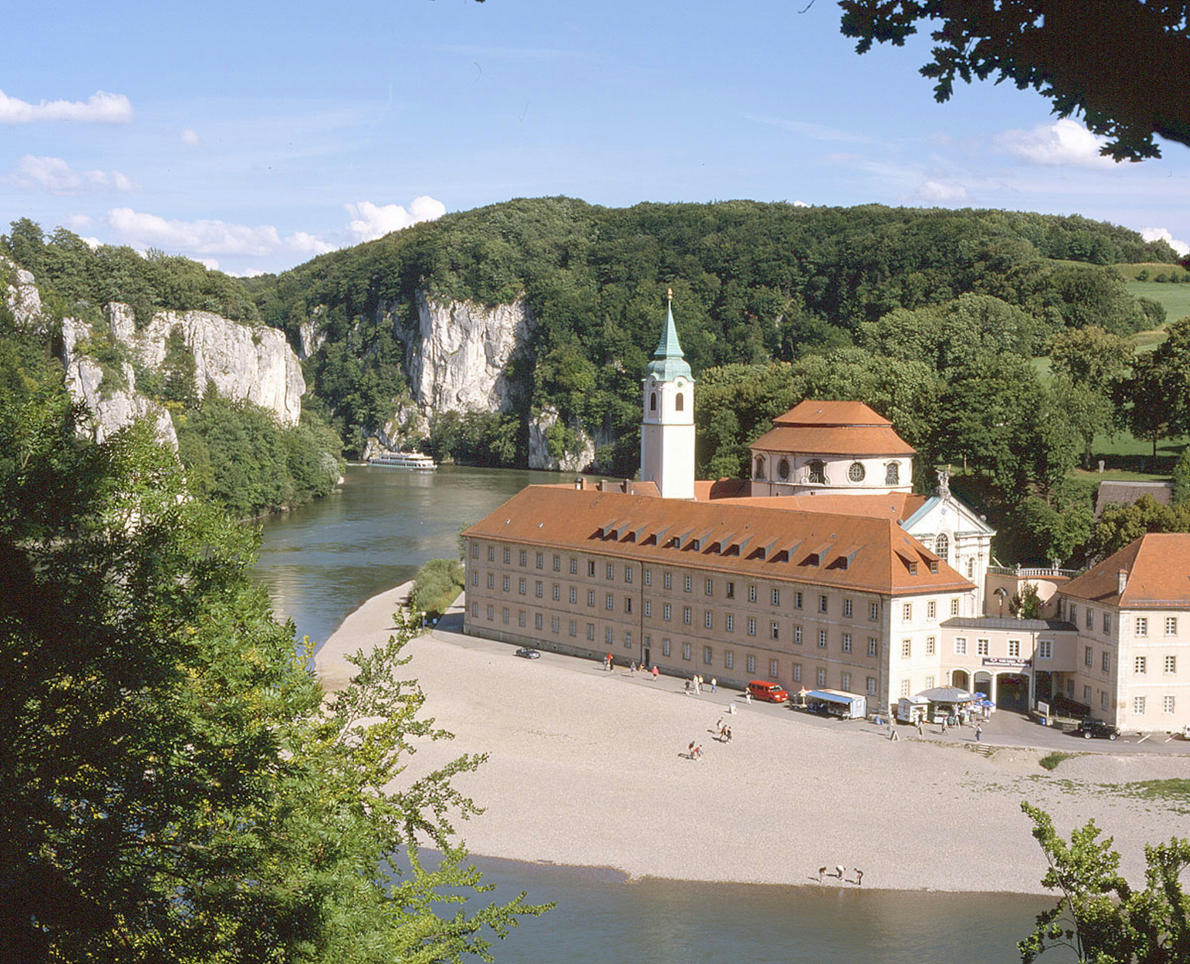 Kloster Weltenburg aus der Entfernung mit dem Donaudurchbruch im Hintergrund