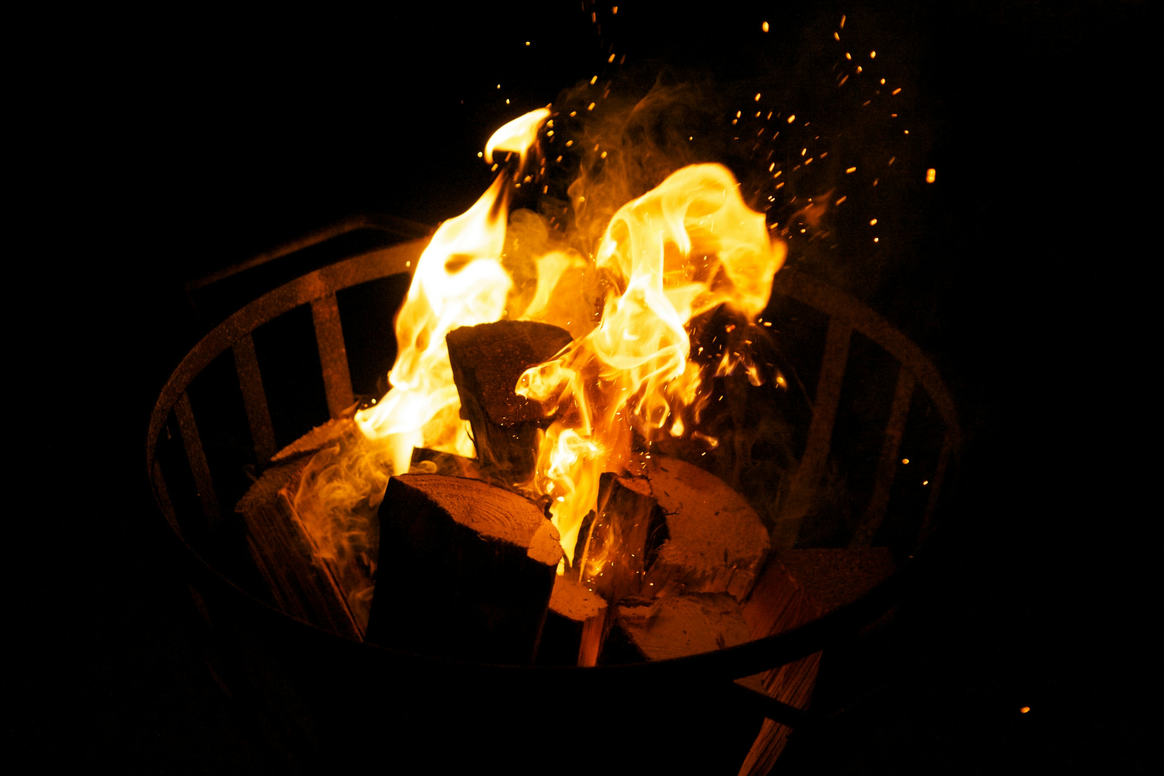 Loderndes Feuer in einem Feuerkorb