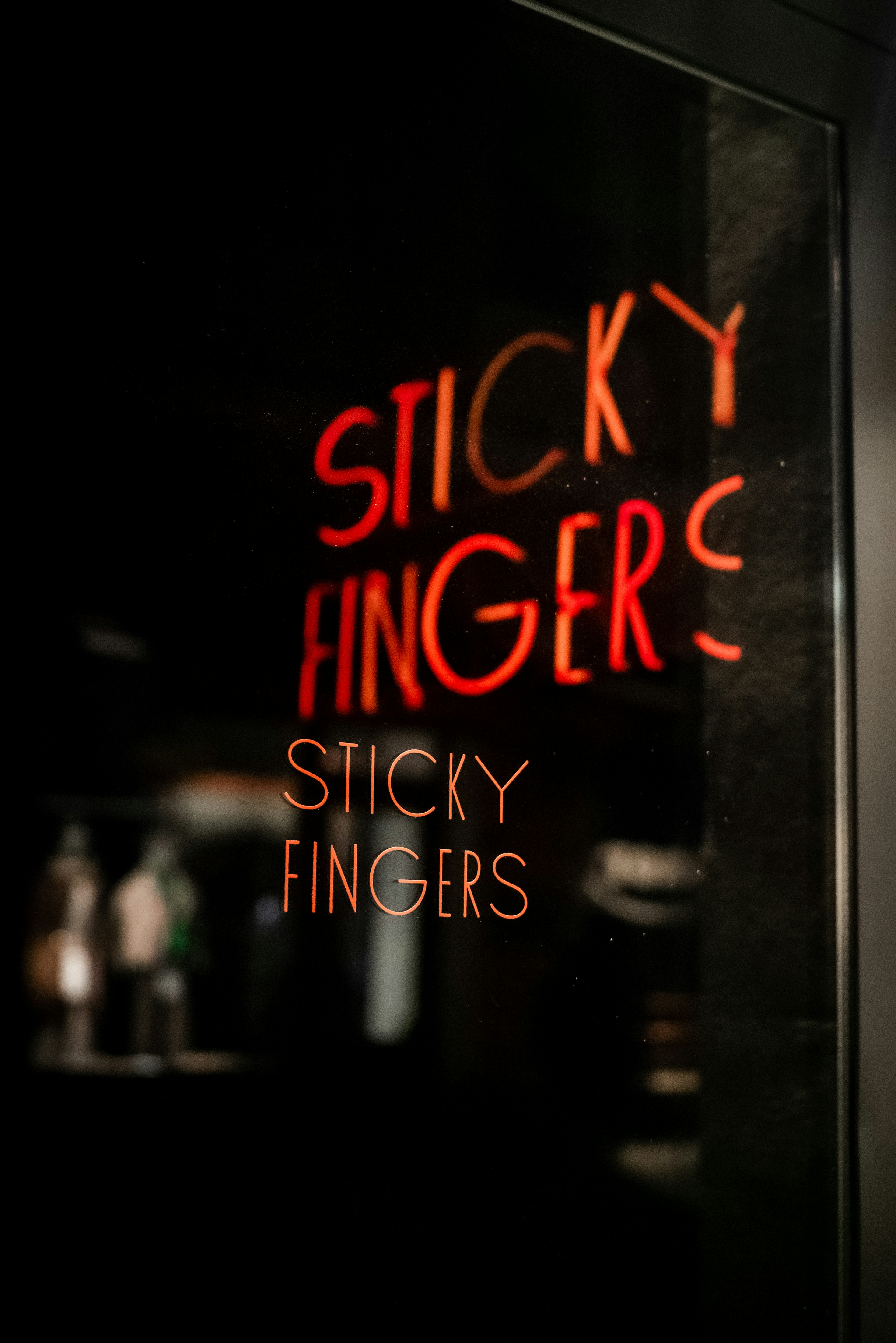 Leuchtender Schriftzug des Restaurant Sticky Fingers