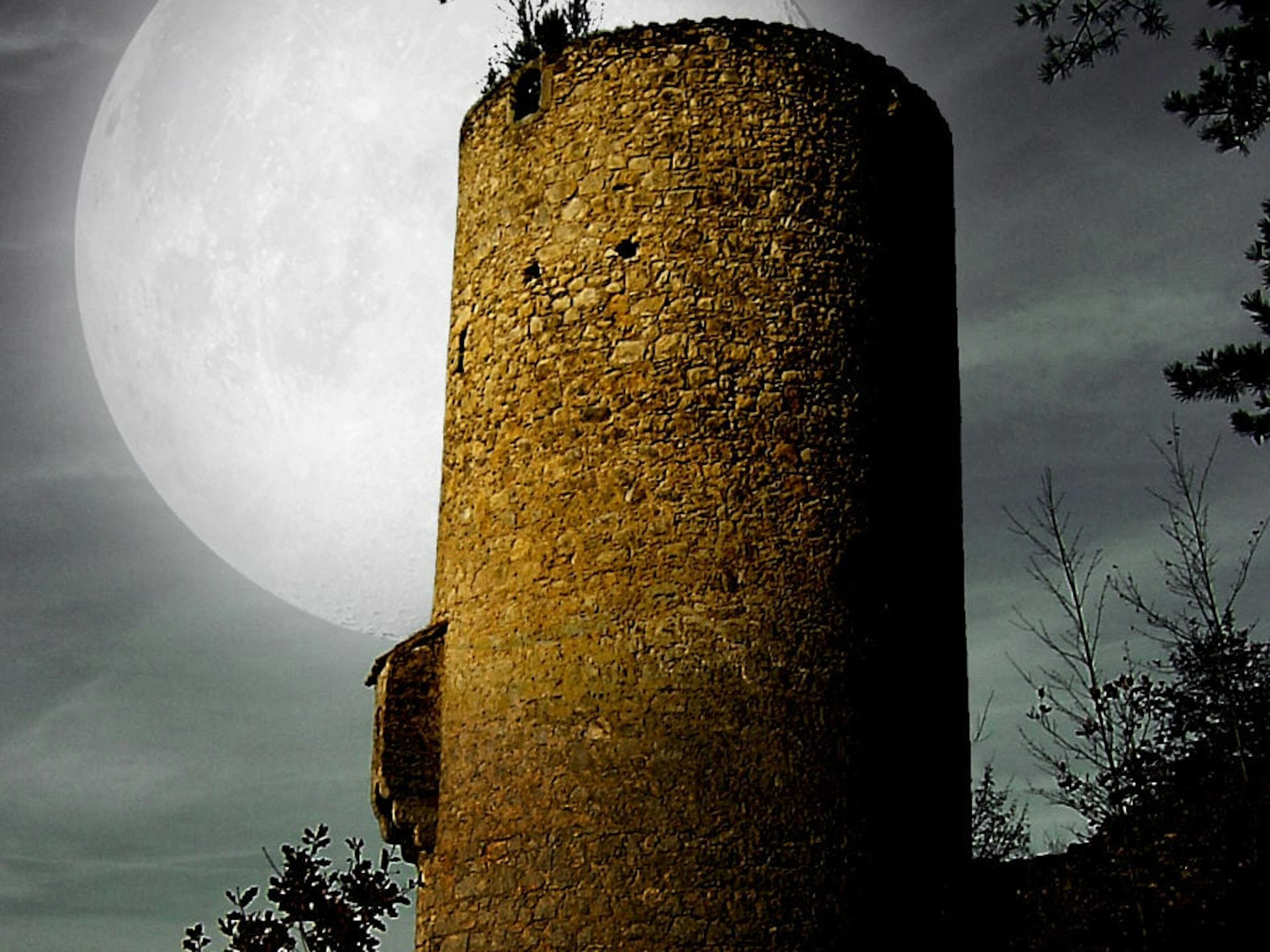 Vom überdimensional großen Mond beleuchteter Turm