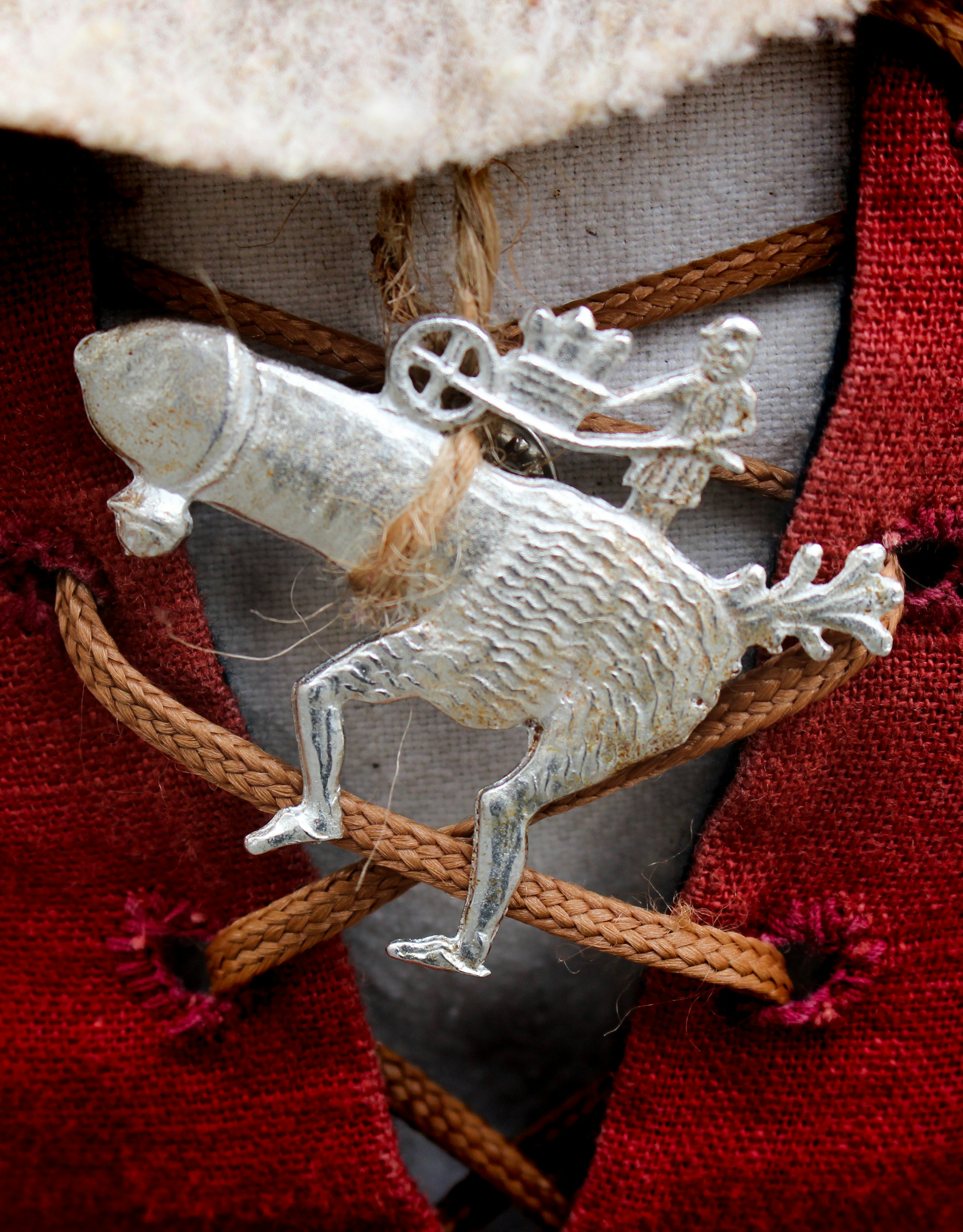 Detailansicht eines Ansteckers mit einem Phallustierchen