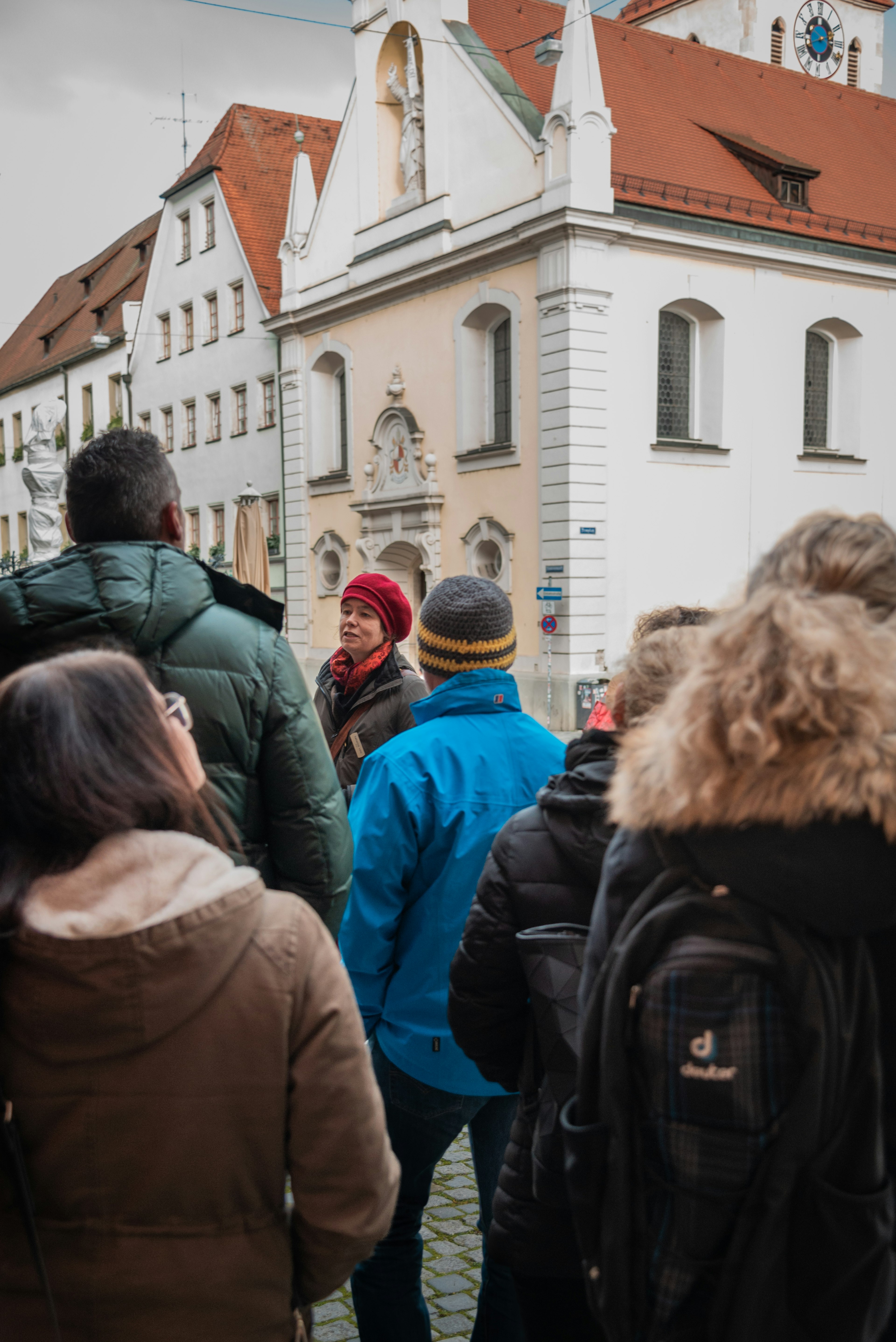 Gruppe bei der Führung von hinten