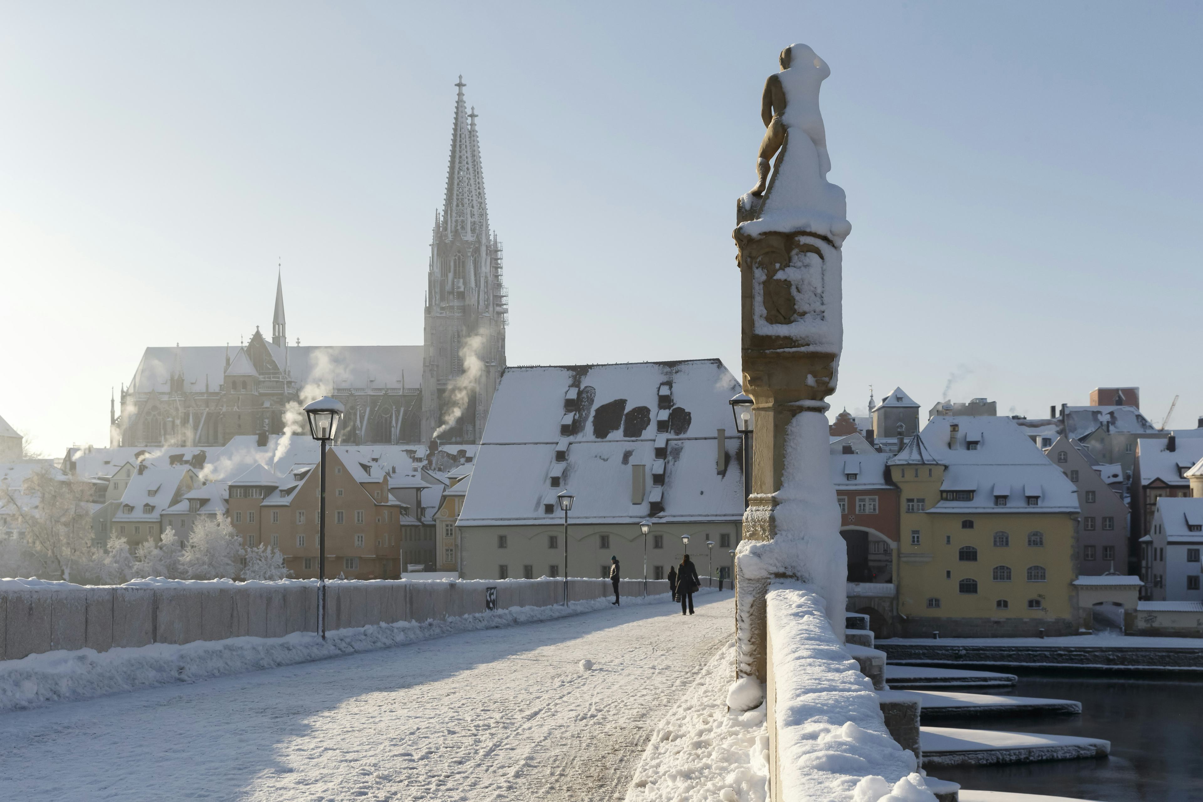 Steinerne Brücke im Winter bei Schnee mit Blick auf den Dom