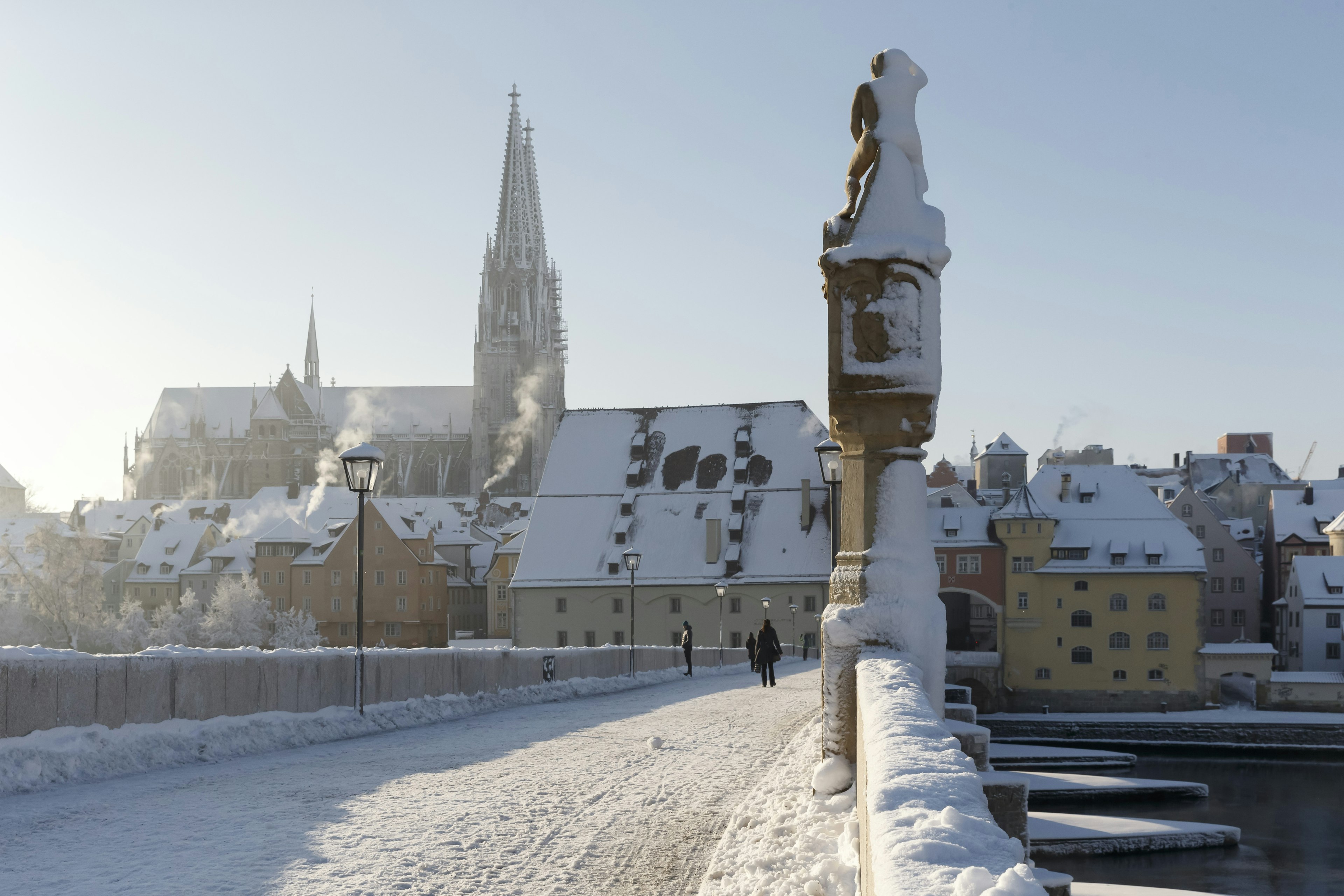 Steinerne Brücke im Winter bei Schnee mit Blick auf den Dom