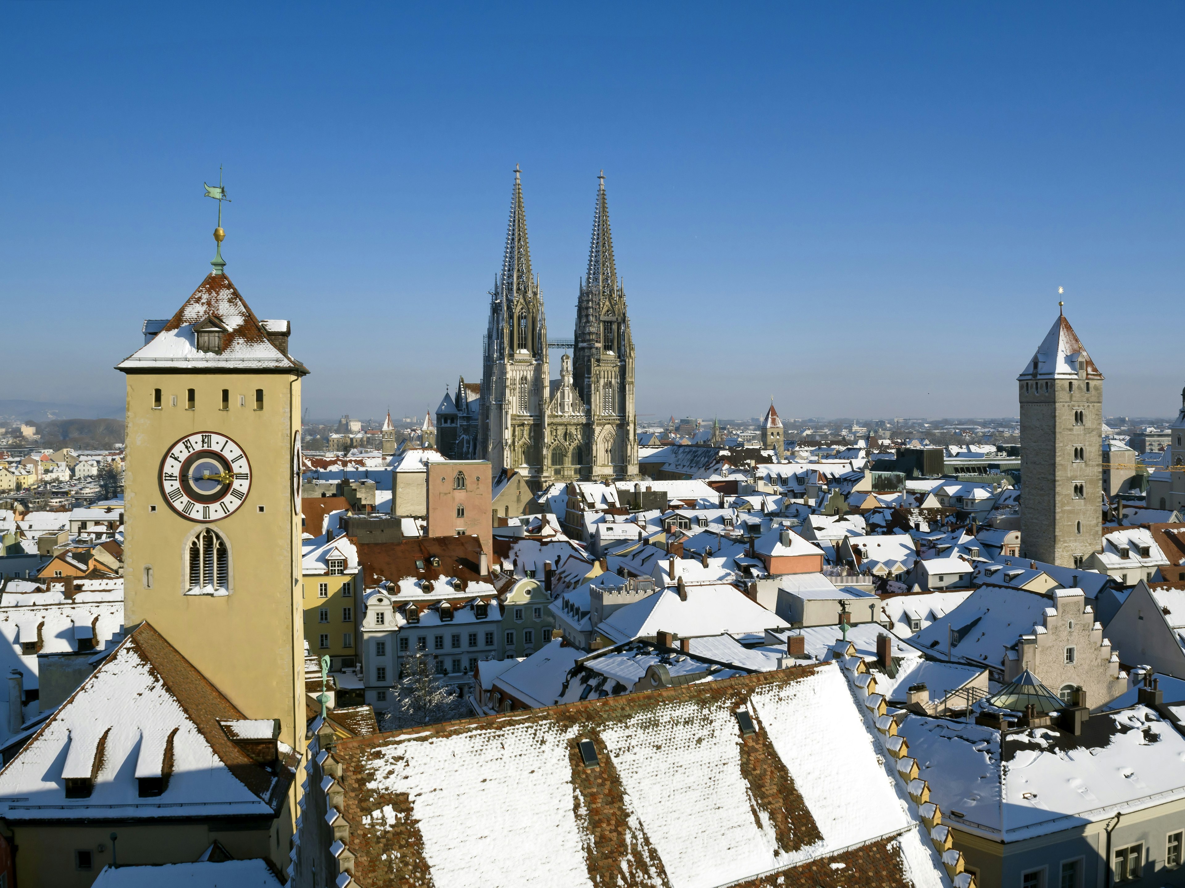 Luftbild vom Dom und Goldenen Turm