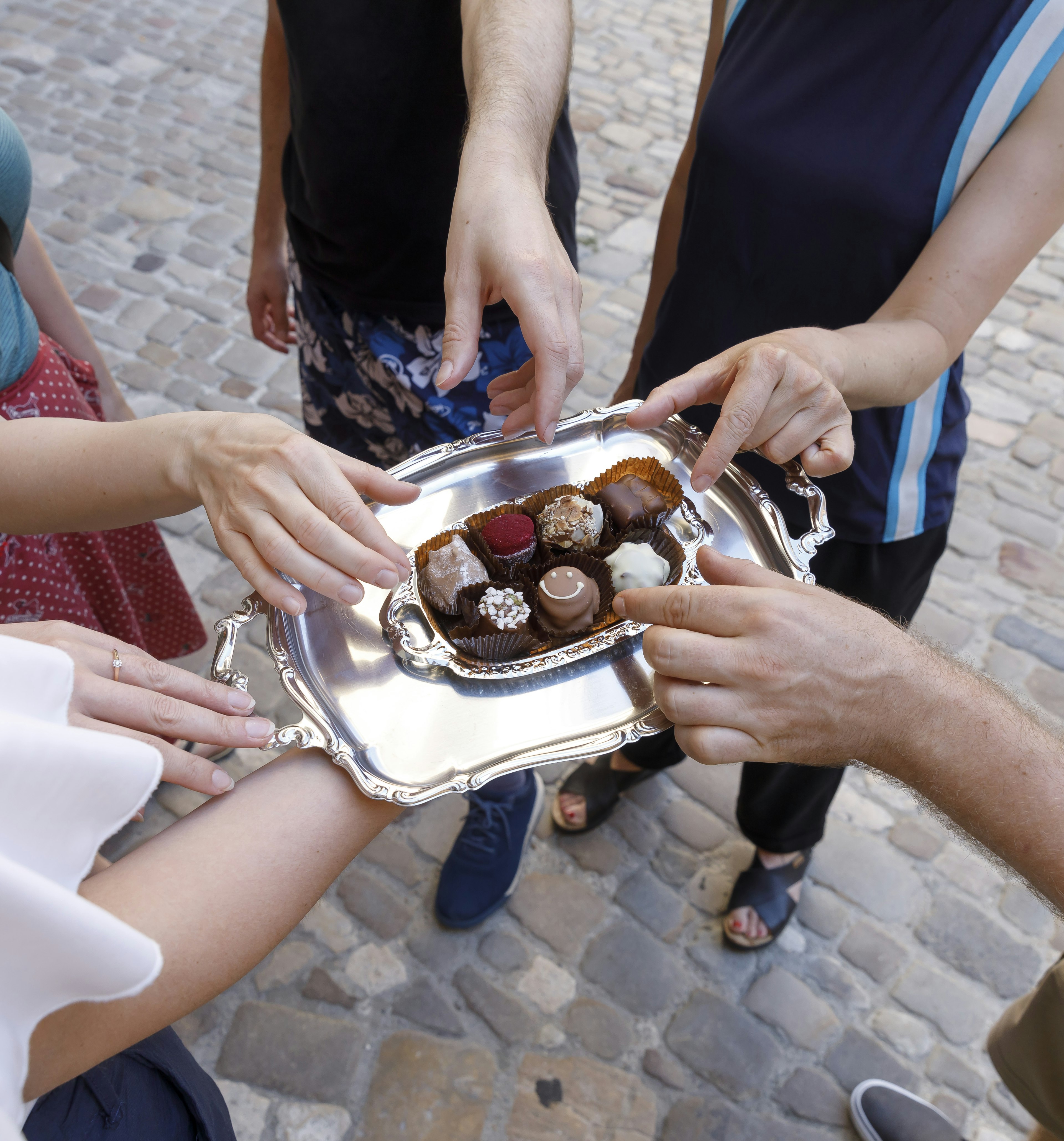 Pralinen auf einem Tablet