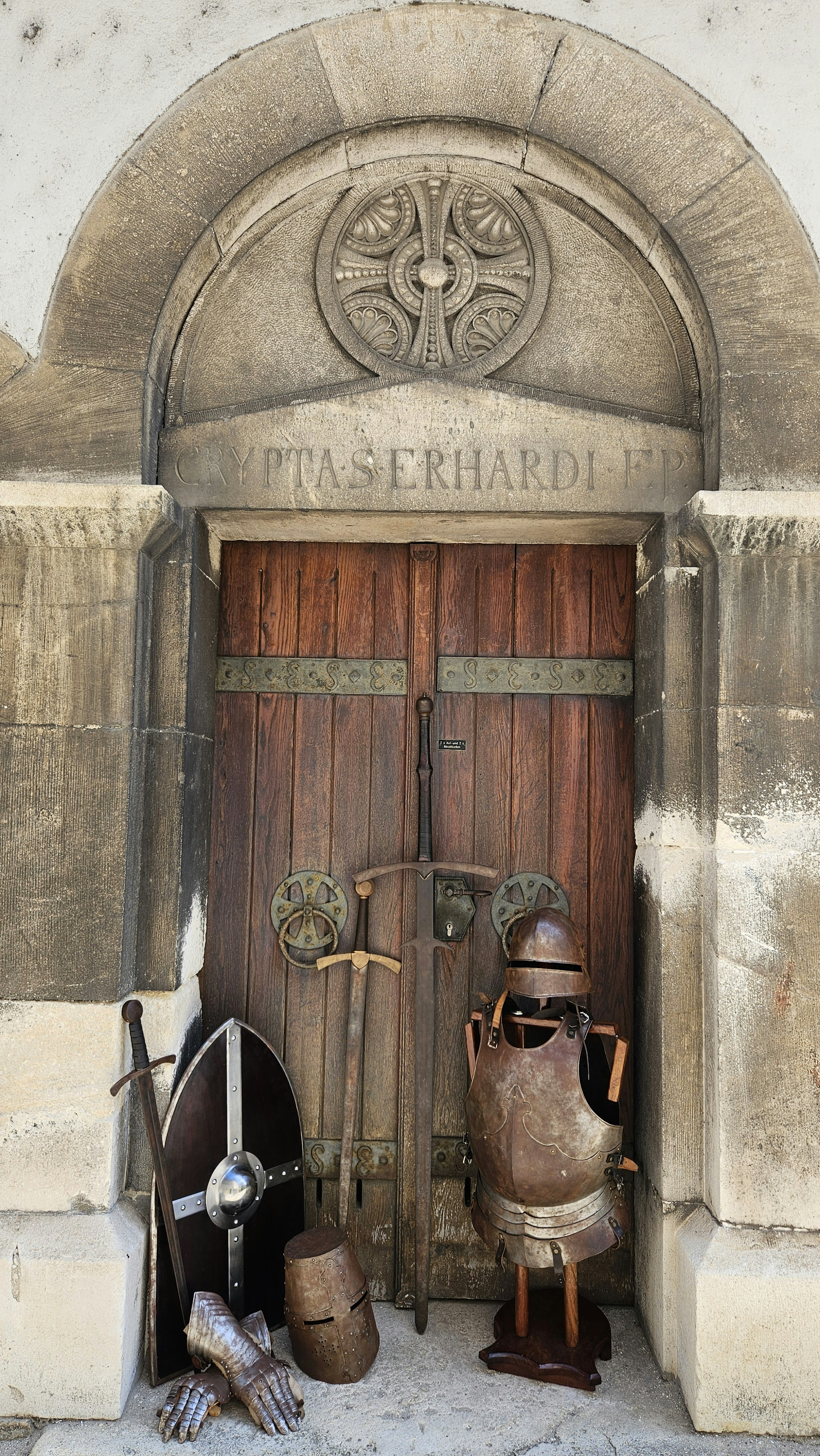 Schild, Schwert, Rüstung, Helm und Handschuhe vor der Erhardi Krypta