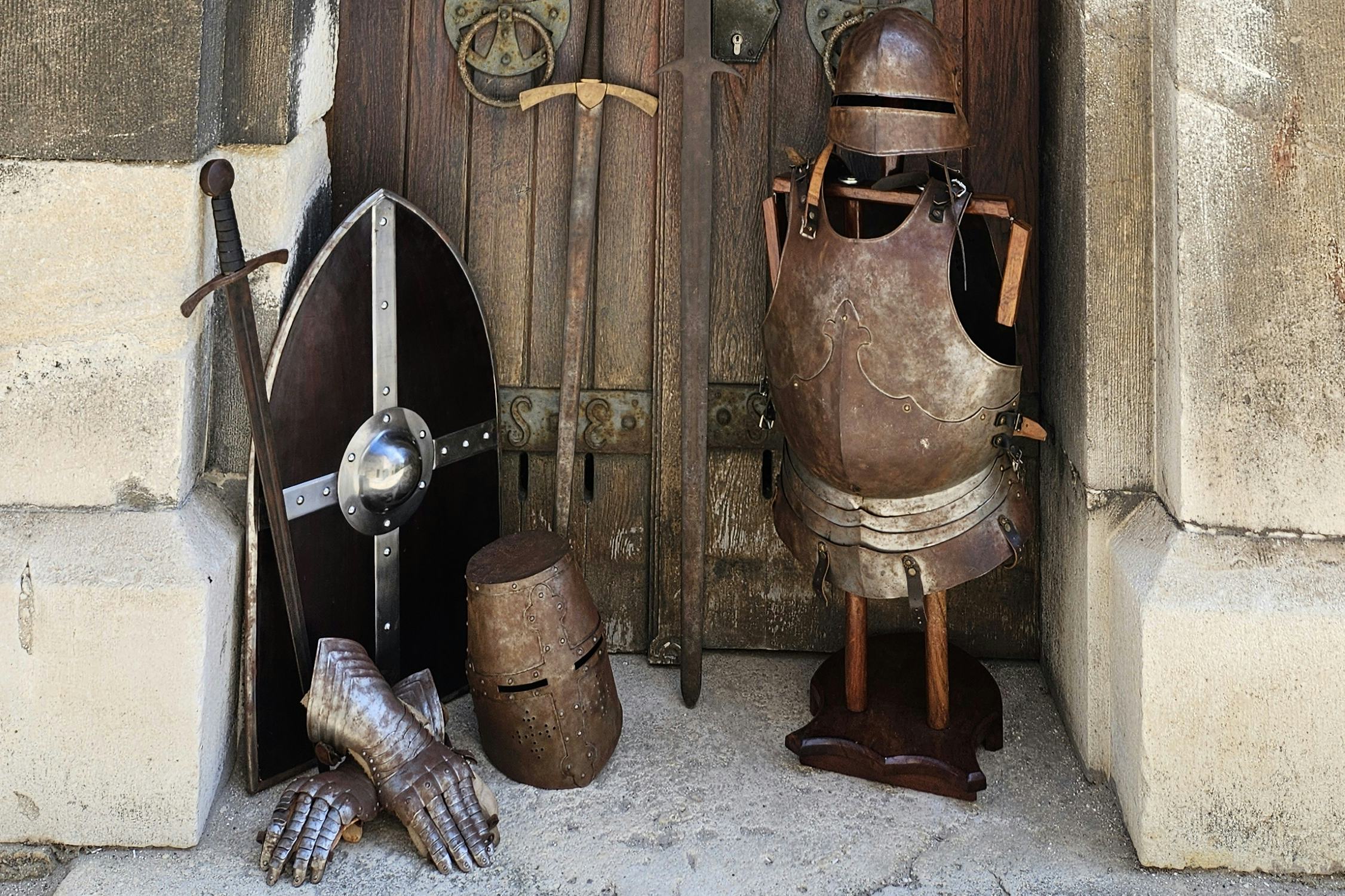 Schild, Schwert, Rüstung, Helm und Handschuhe vor der Erhardi Krypta