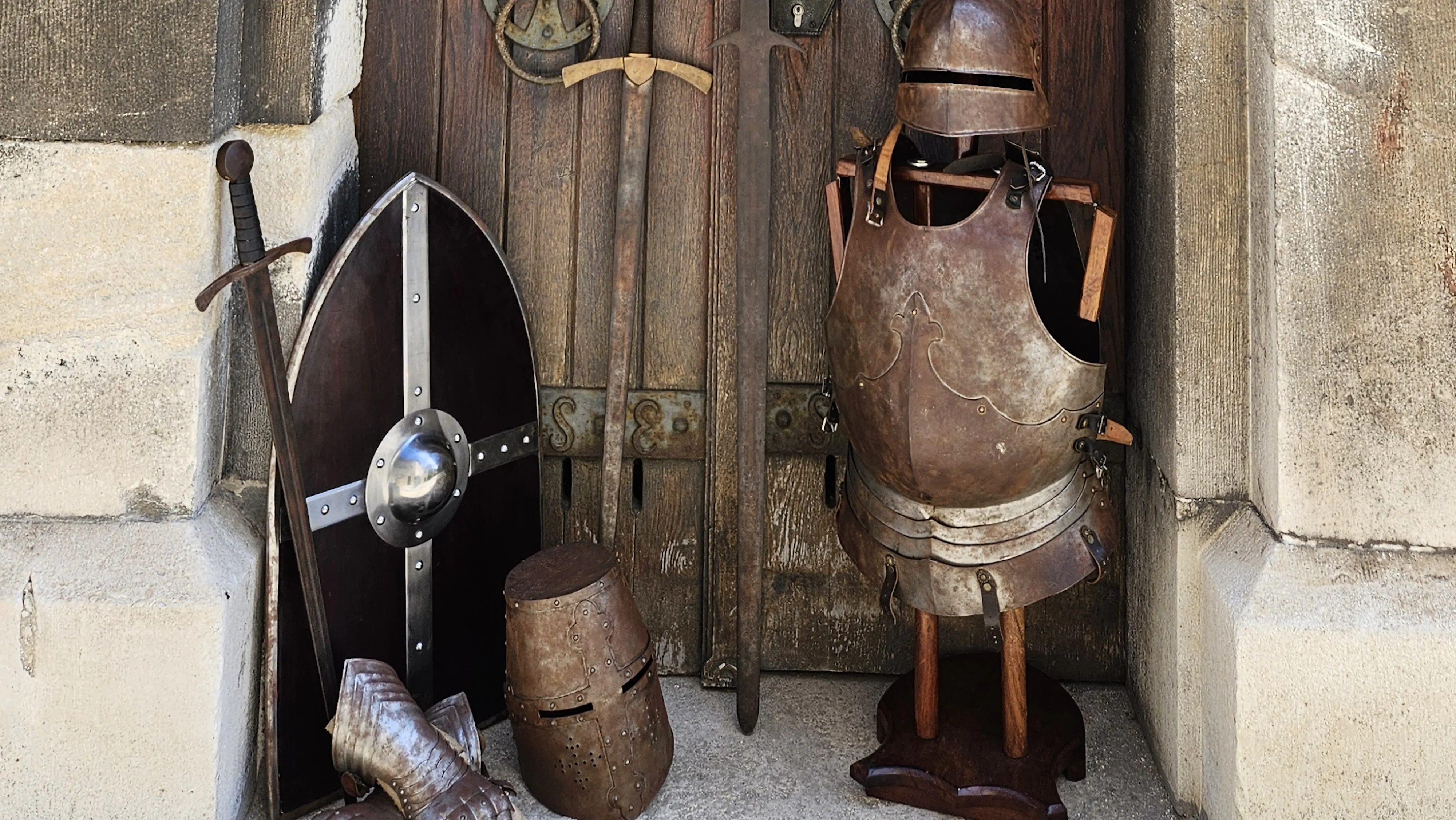 Schild, Schwert, Rüstung, Helm und Handschuhe vor der Erhardi Krypta