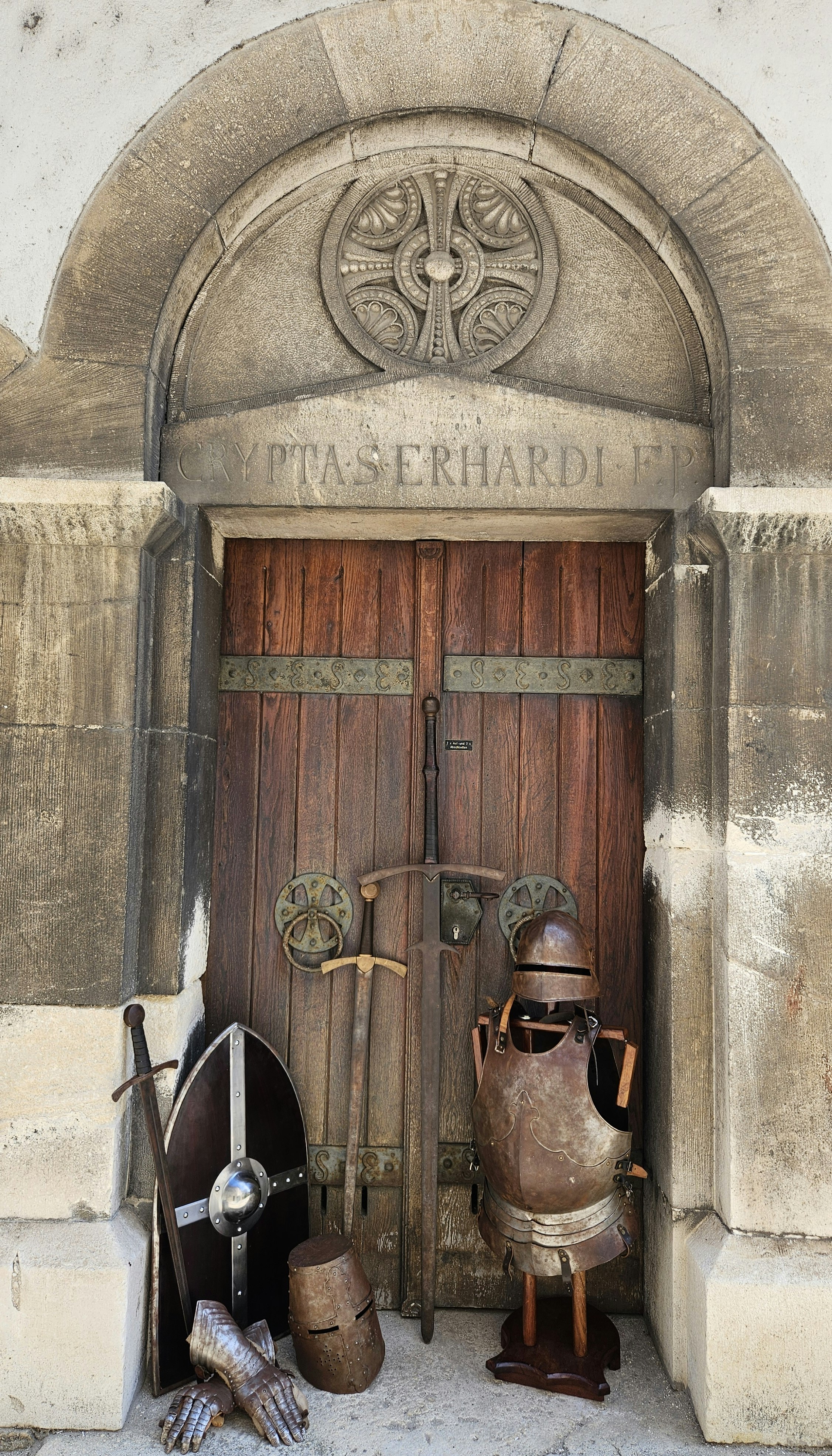 Schild, Schwert, Rüstung, Helm und Handschuhe vor der Erhardi Krypta