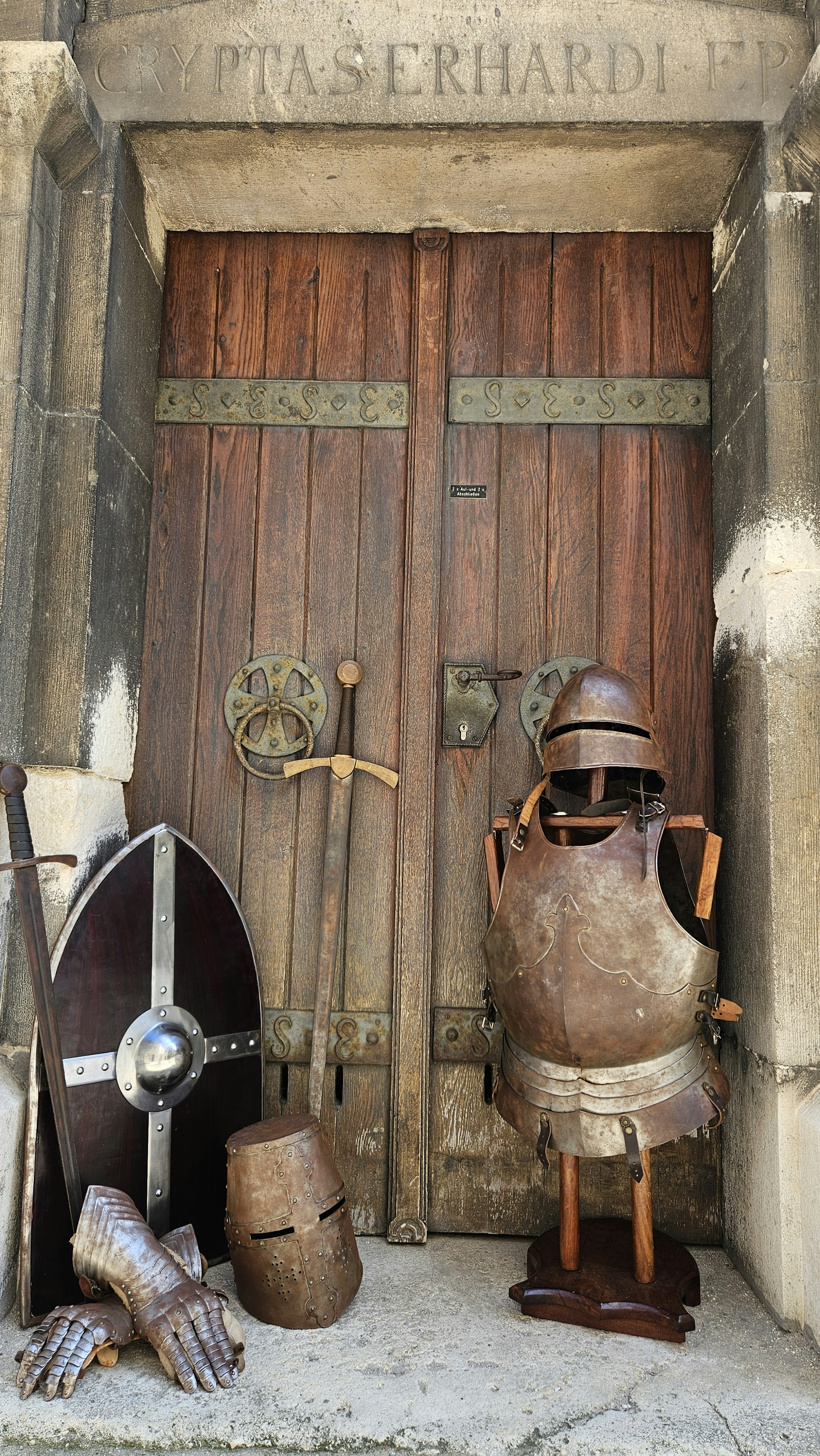 Schild, Schwert, Rüstung, Helm und Handschuhe vor der Erhardi Krypta