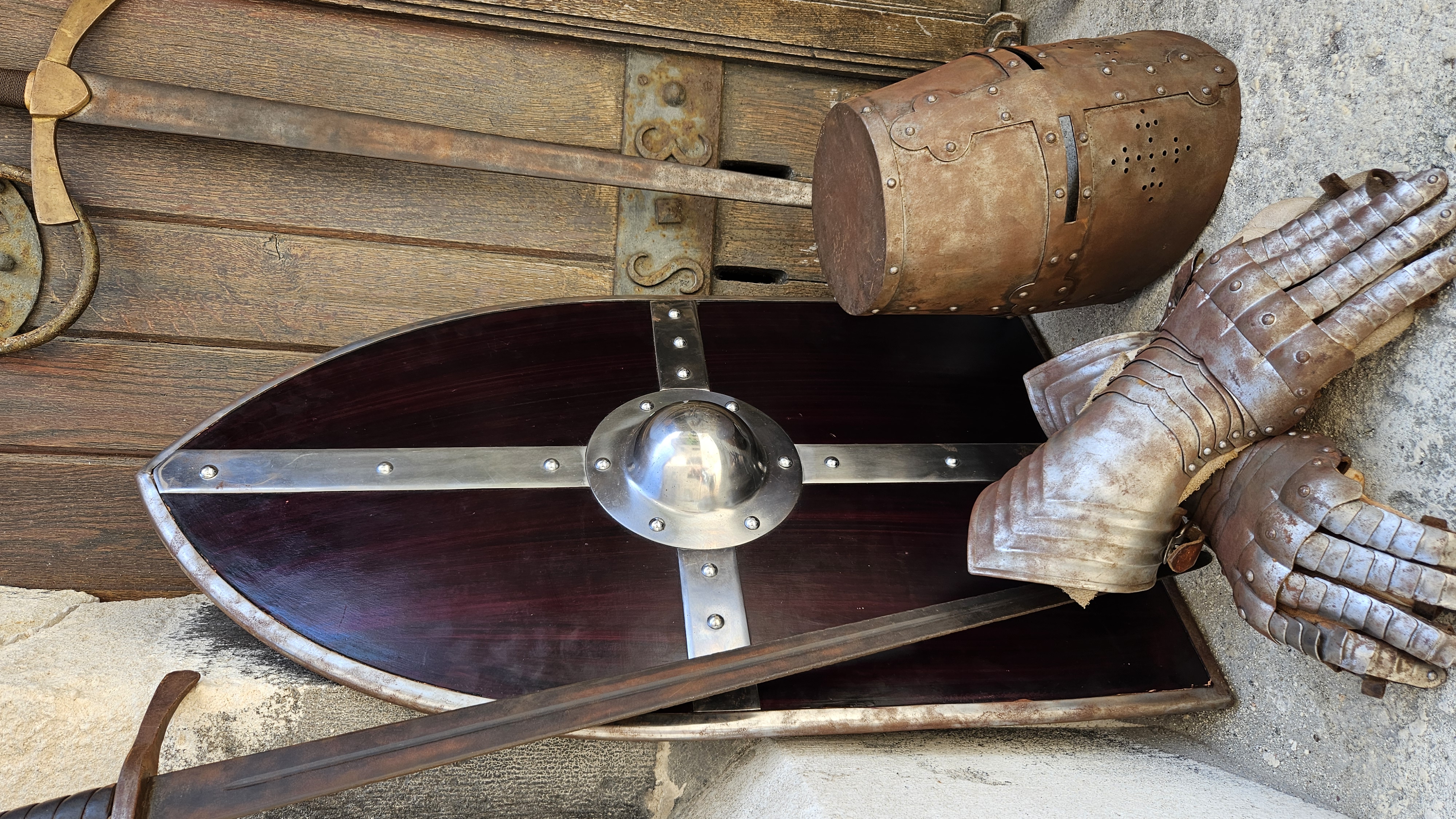 Schild, Schwert, Rüstung, Helm und Handschuhe vor der Erhardi Krypta