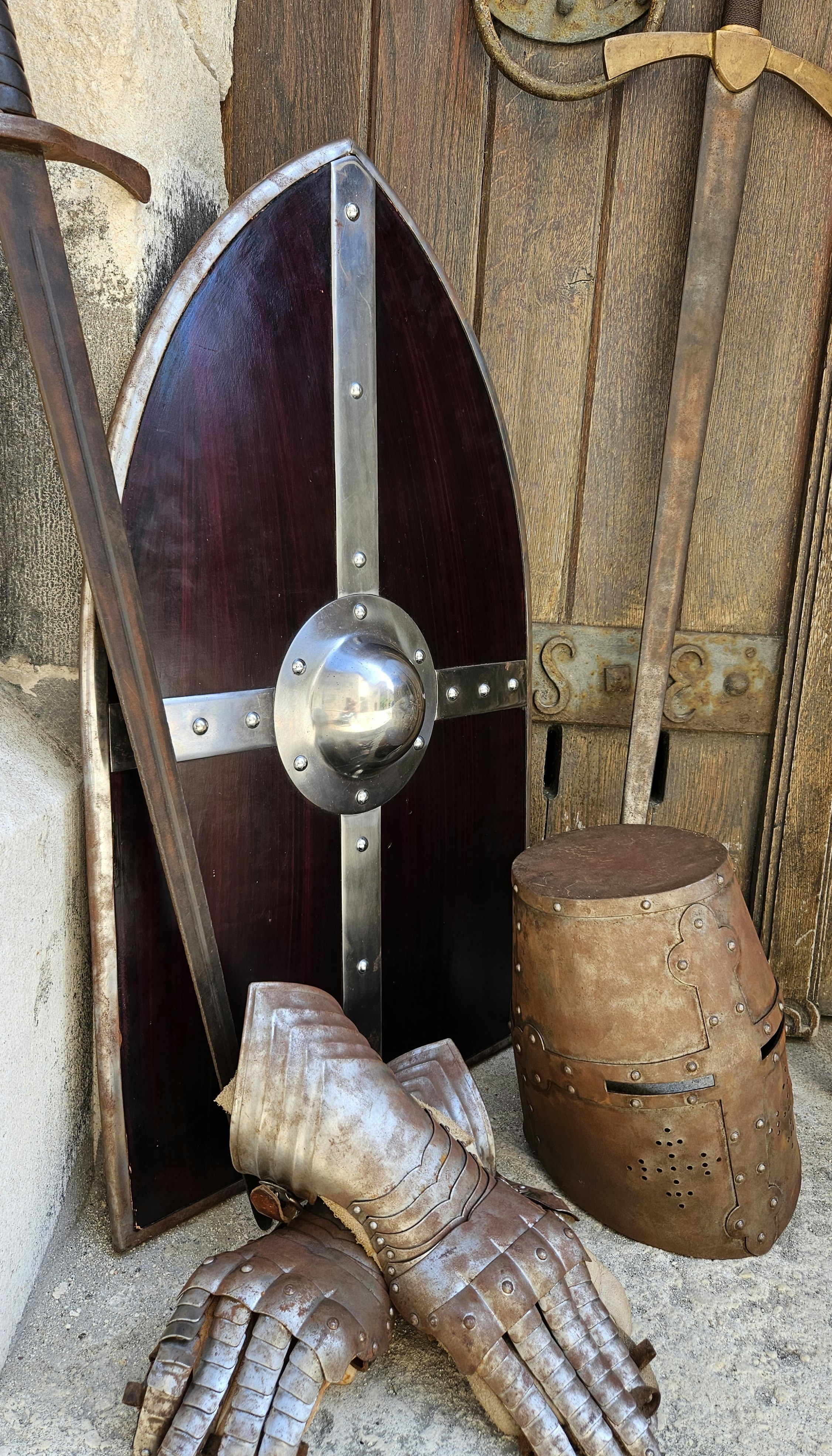 Schild, Schwert, Rüstung, Helm und Handschuhe vor der Erhardi Krypta