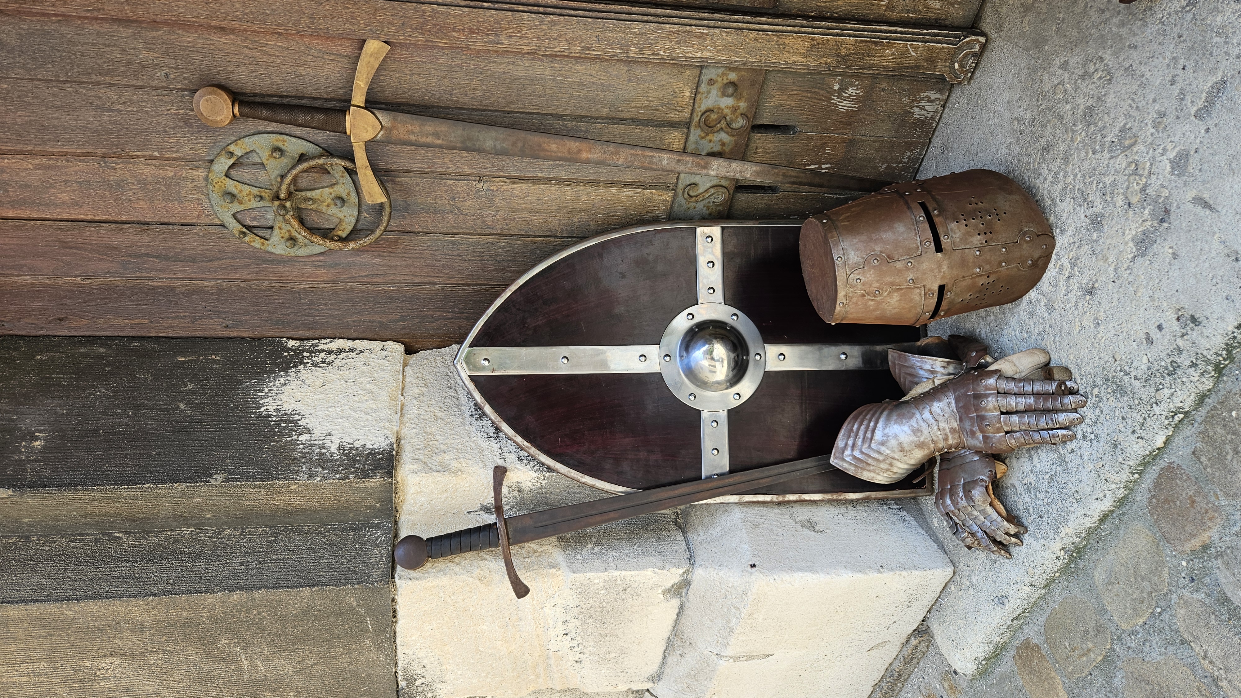 Schild, Schwert, Rüstung, Helm und Handschuhe vor der Erhardi Krypta
