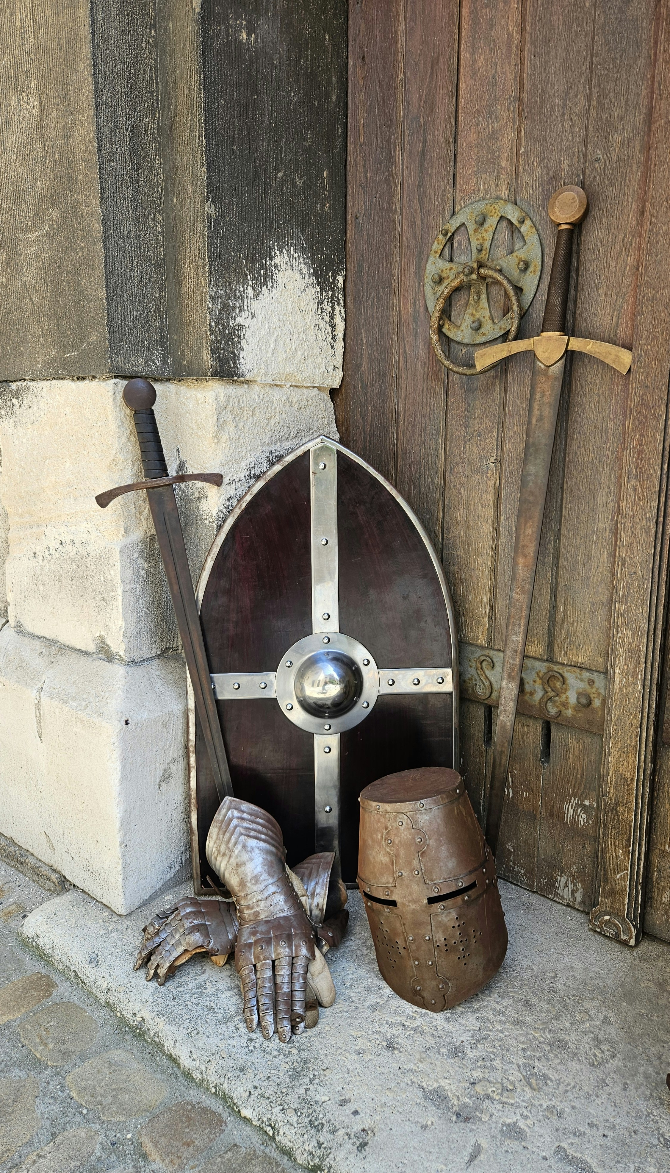 Schild, Schwert, Rüstung, Helm und Handschuhe vor der Erhardi Krypta