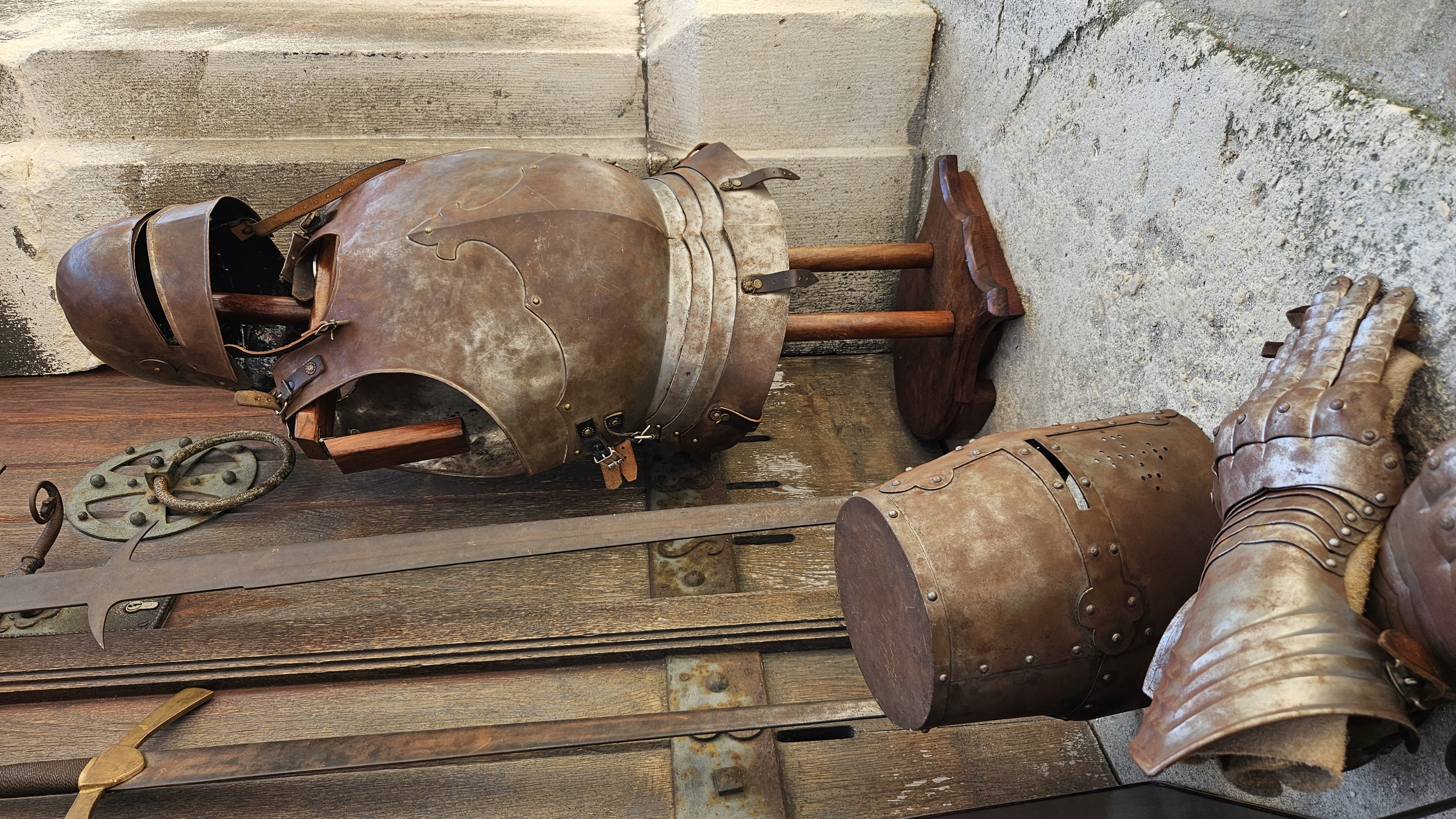 Schild, Schwert, Rüstung, Helm und Handschuhe vor der Erhardi Krypta