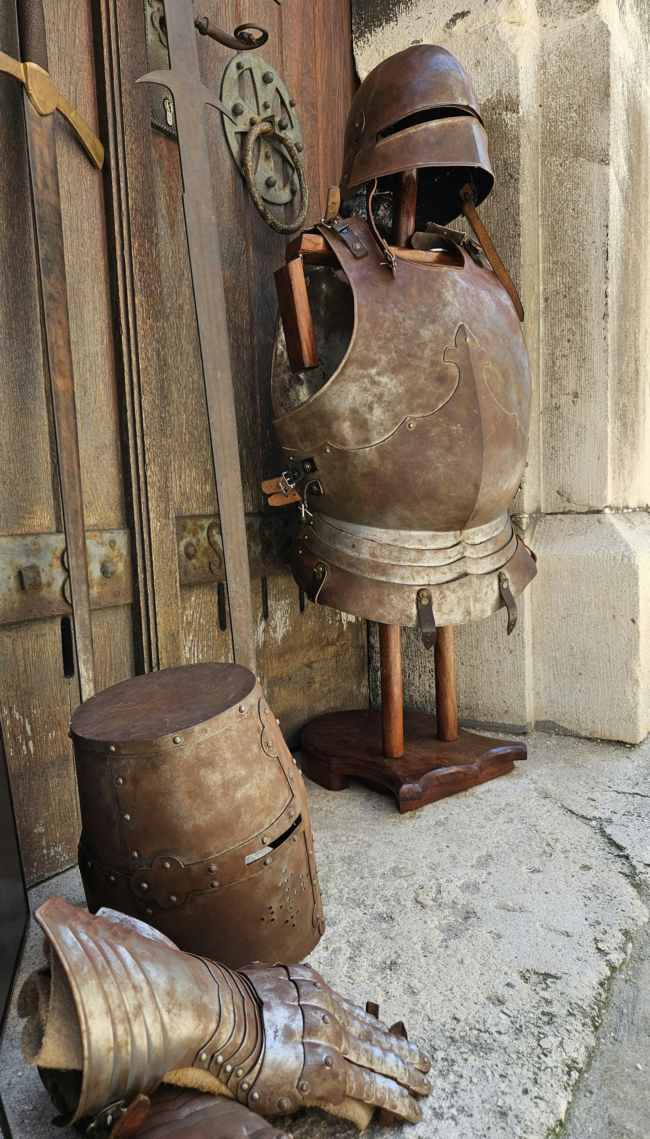 Schild, Schwert, Rüstung, Helm und Handschuhe vor der Erhardi Krypta