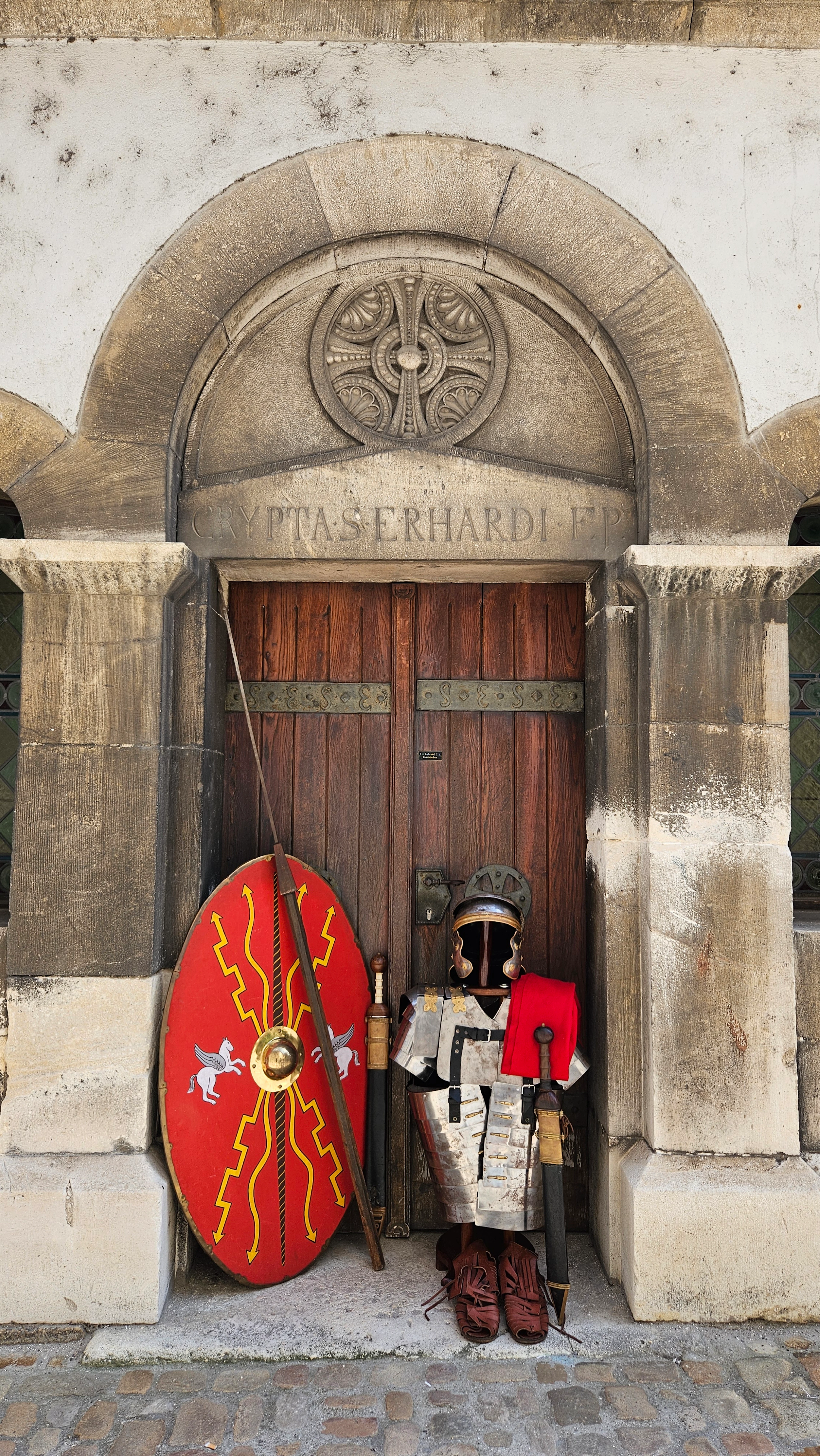 Schild, Rüstung, Schuhe, Waffe vor der Erhardi Krypta