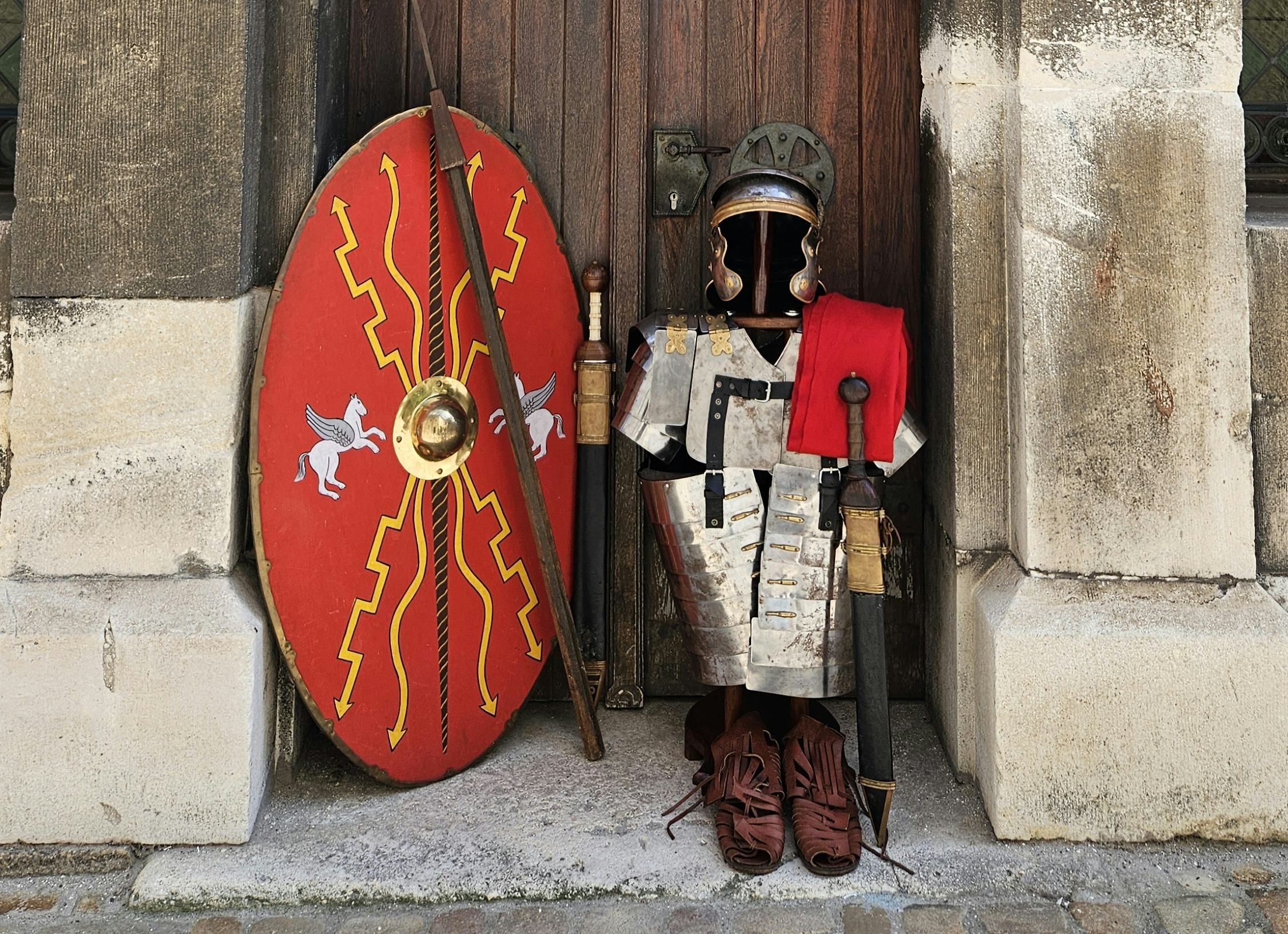 Schild, Rüstung, Schuhe, Waffe vor der Erhardi Krypta