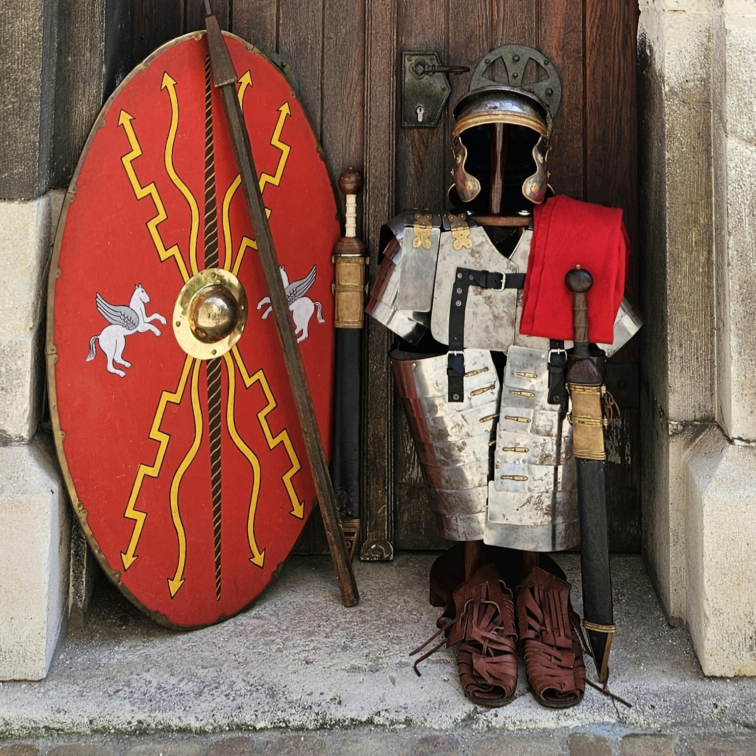 Schild, Rüstung, Schuhe, Waffe vor der Erhardi Krypta