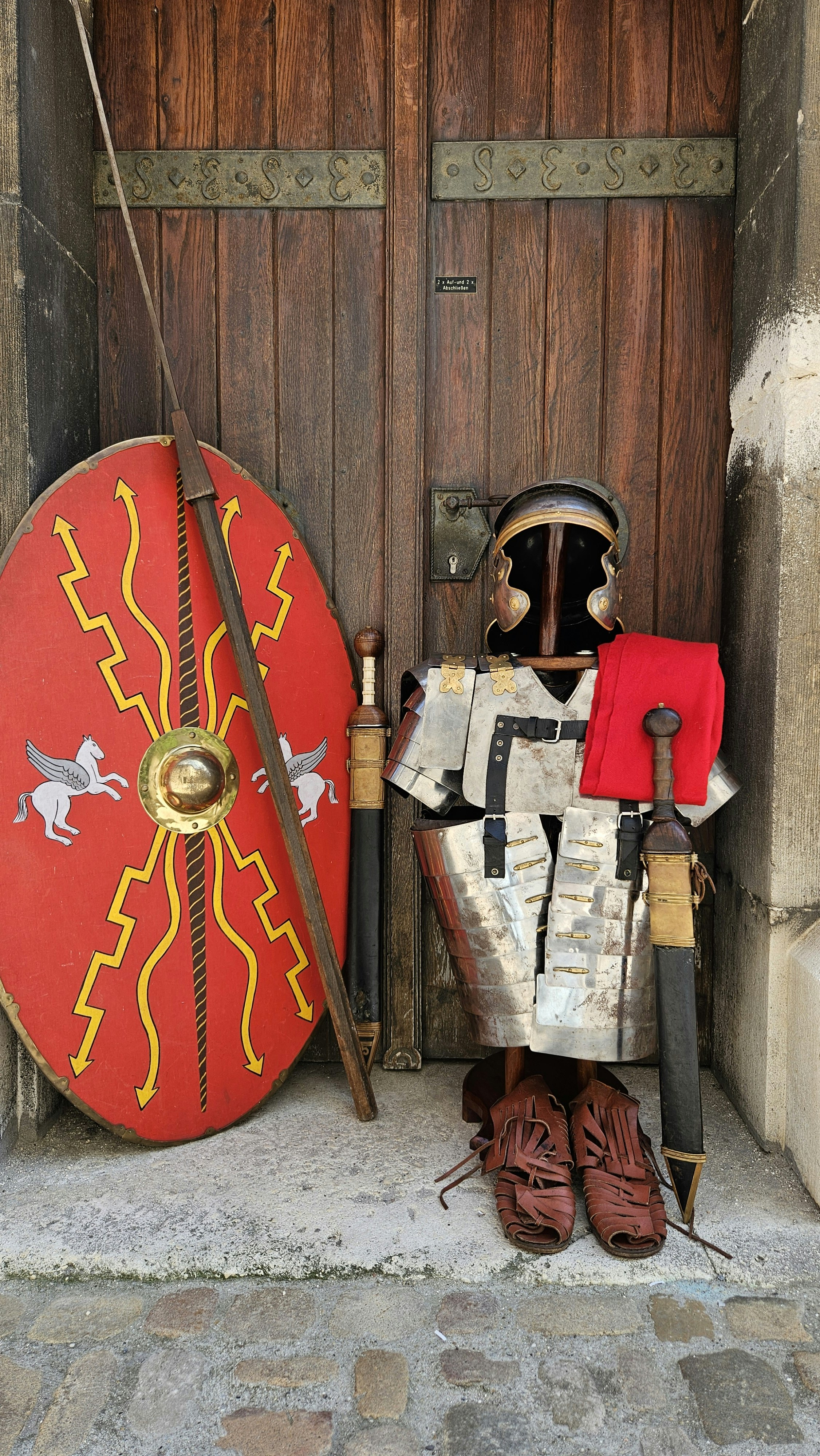 Schild, Rüstung, Schuhe, Waffe vor der Erhardi Krypta