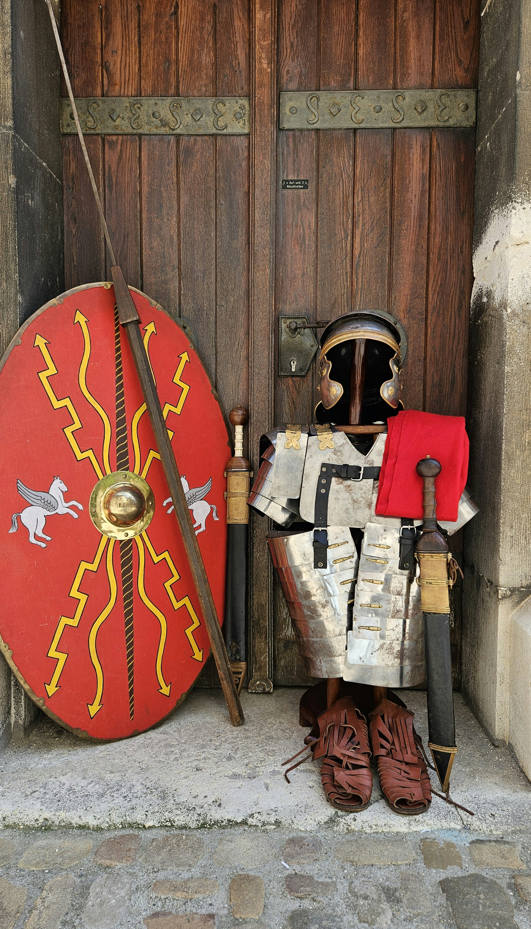 Schild, Rüstung, Schuhe, Waffe vor der Erhardi Krypta