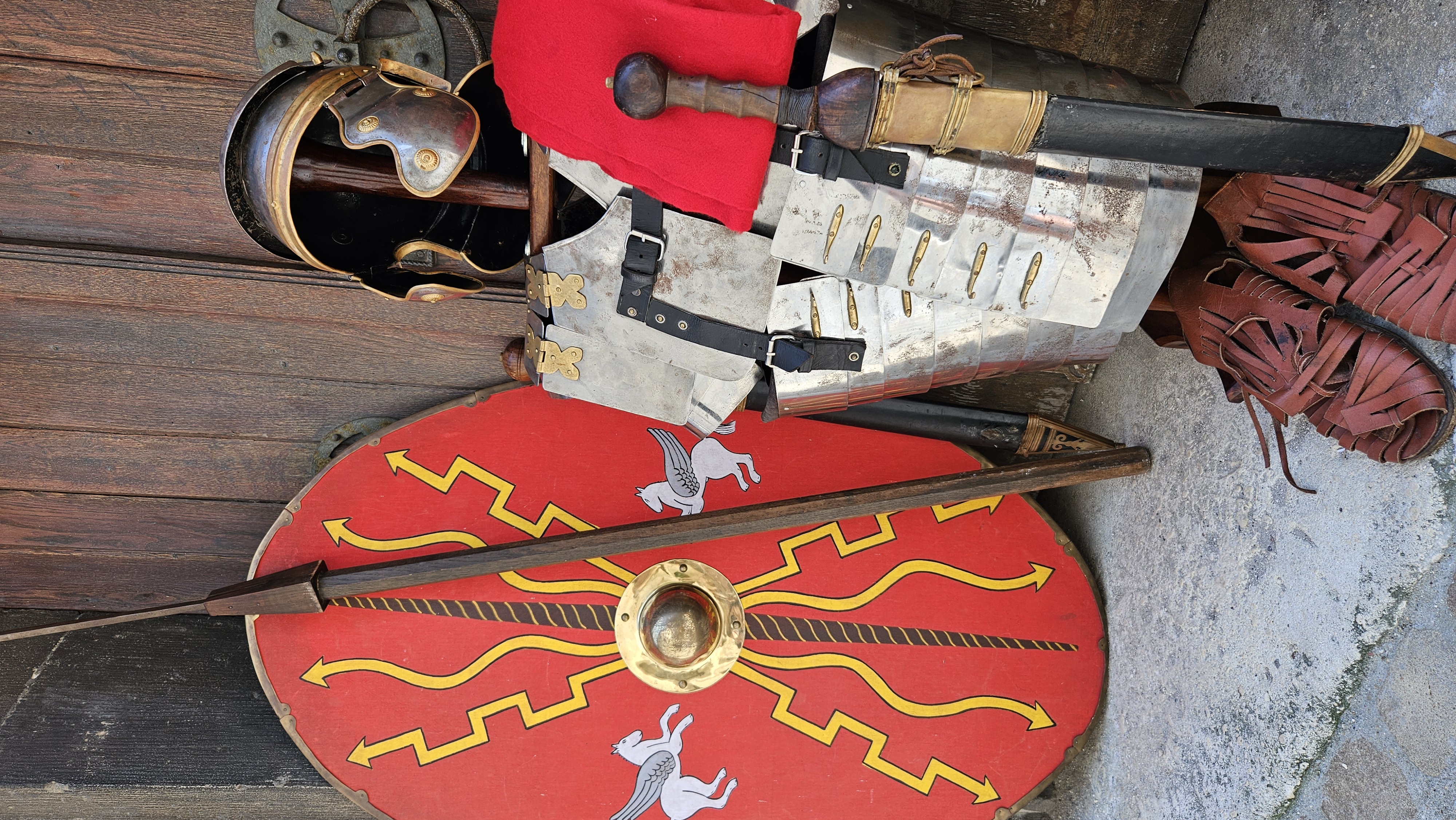 Schild, Rüstung, Schuhe, Waffe vor der Erhardi Krypta