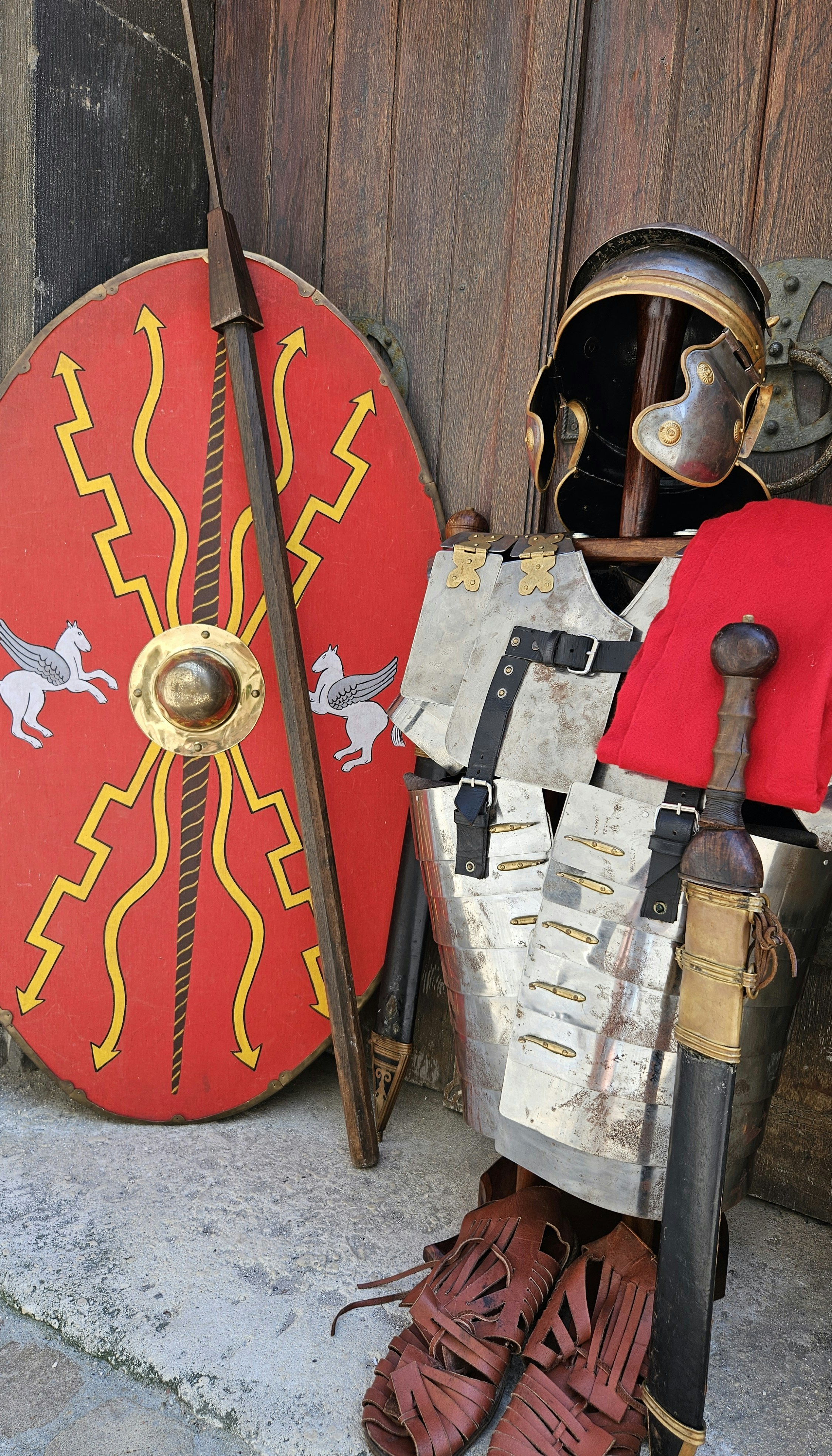 Schild, Rüstung, Schuhe, Waffe vor der Erhardi Krypta