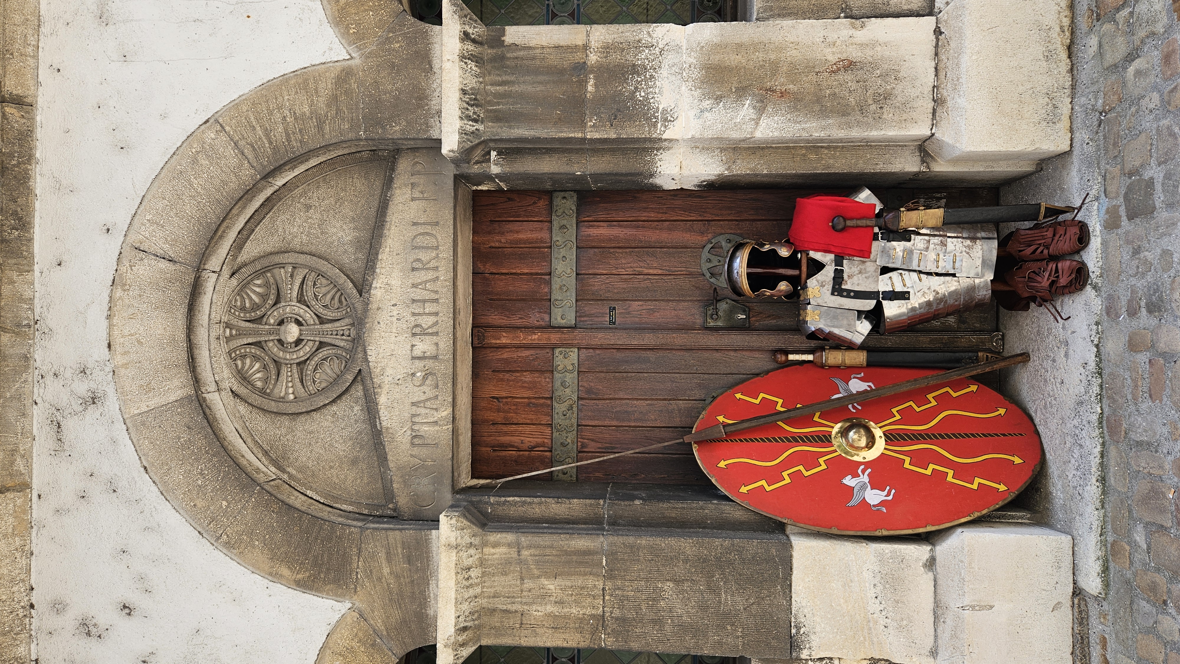 Schild, Rüstung, Schuhe, Waffe vor der Erhardi Krypta