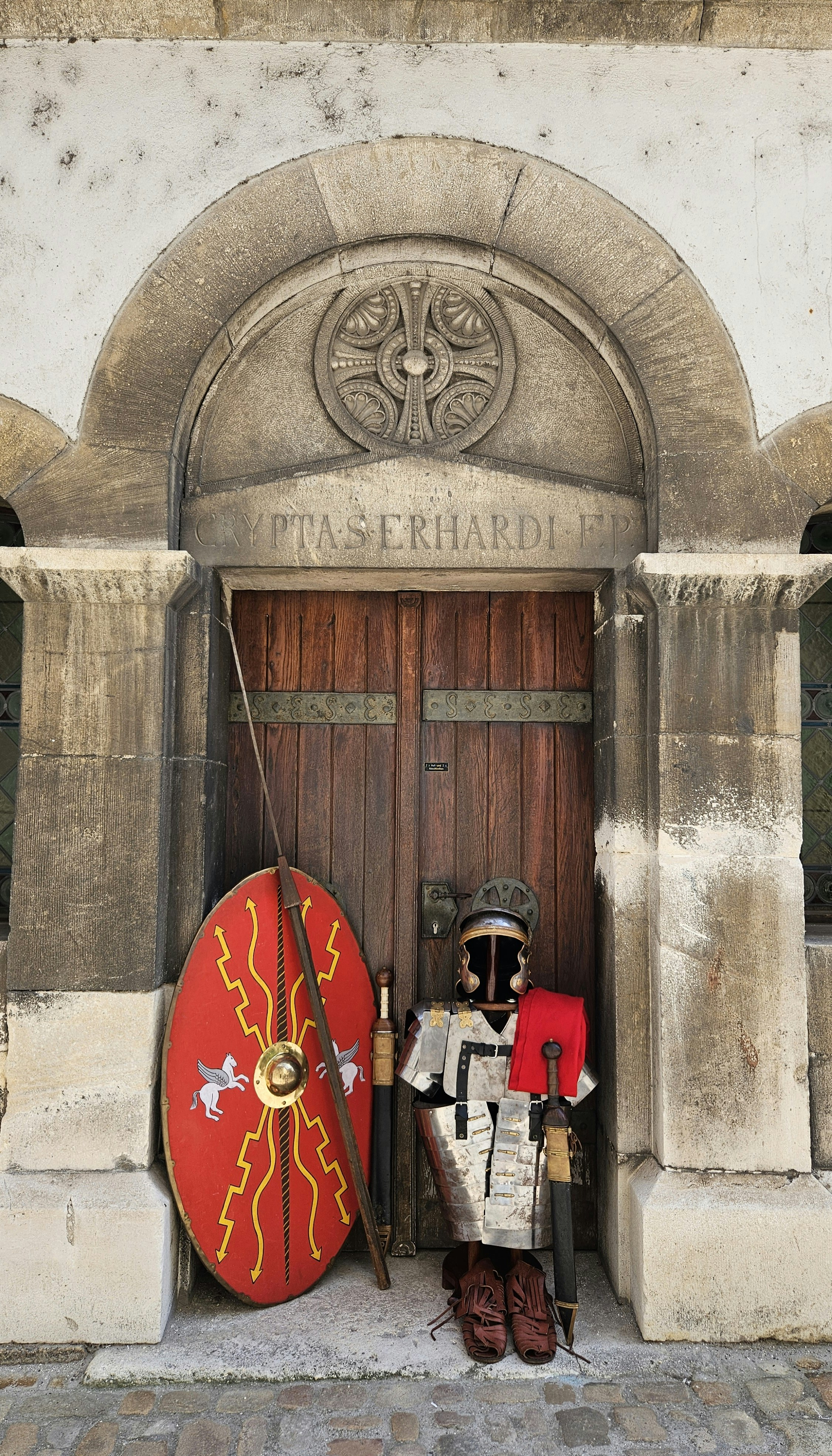 Schild, Rüstung, Schuhe, Waffe vor der Erhardi Krypta