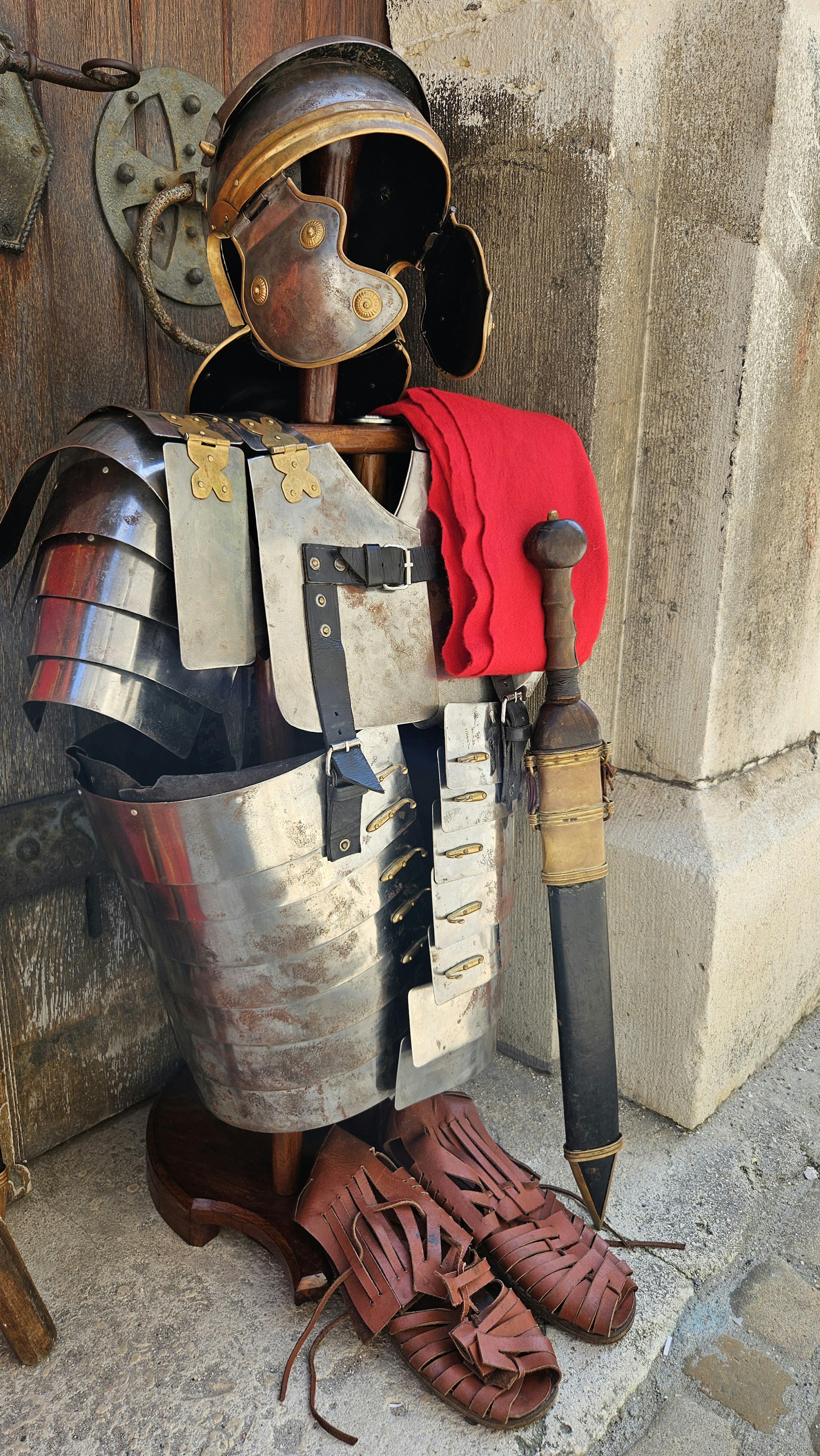 Schild, Rüstung, Schuhe, Waffe vor der Erhardi Krypta