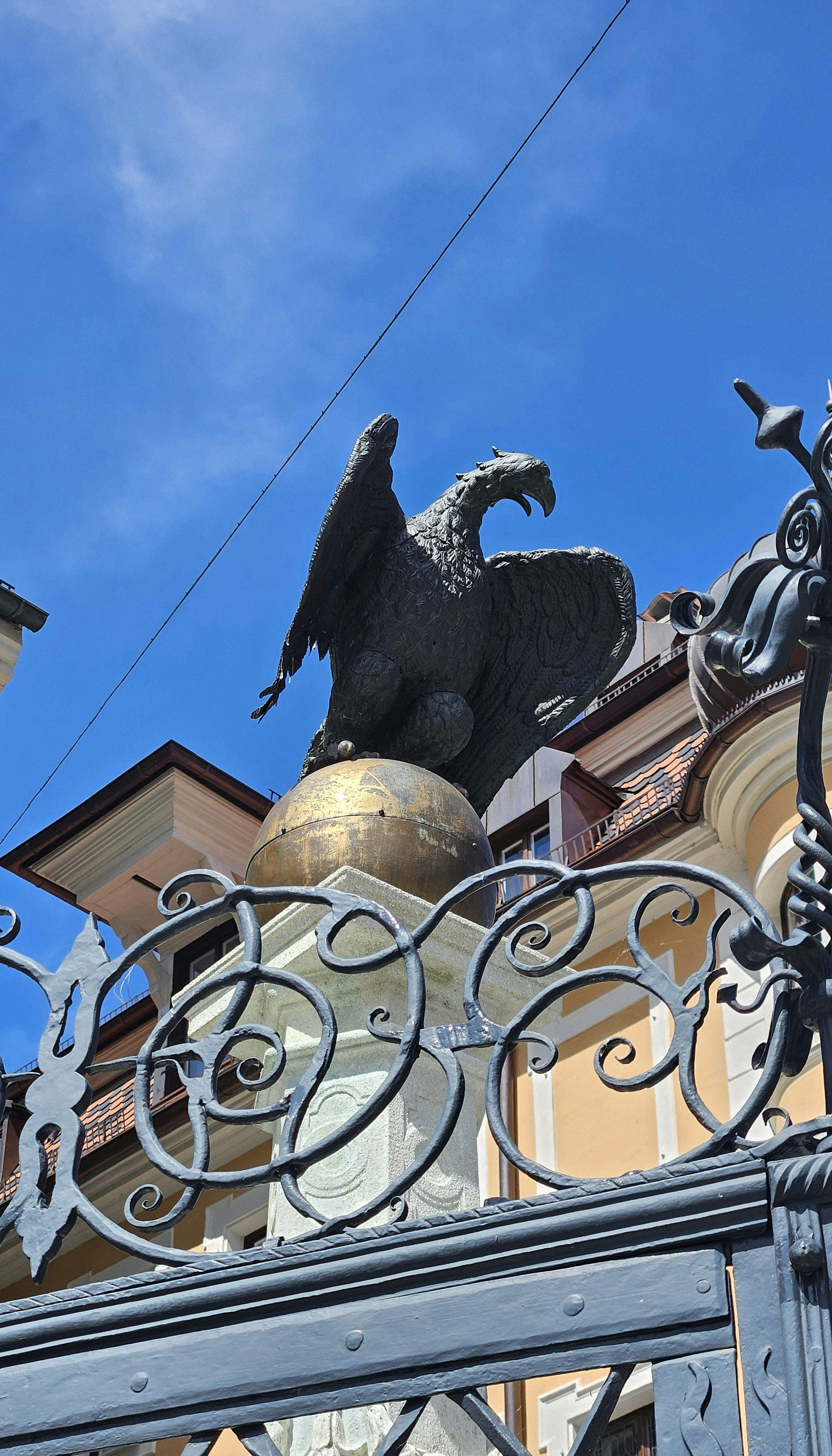 Adlerabbildung am Brunnen am Dom