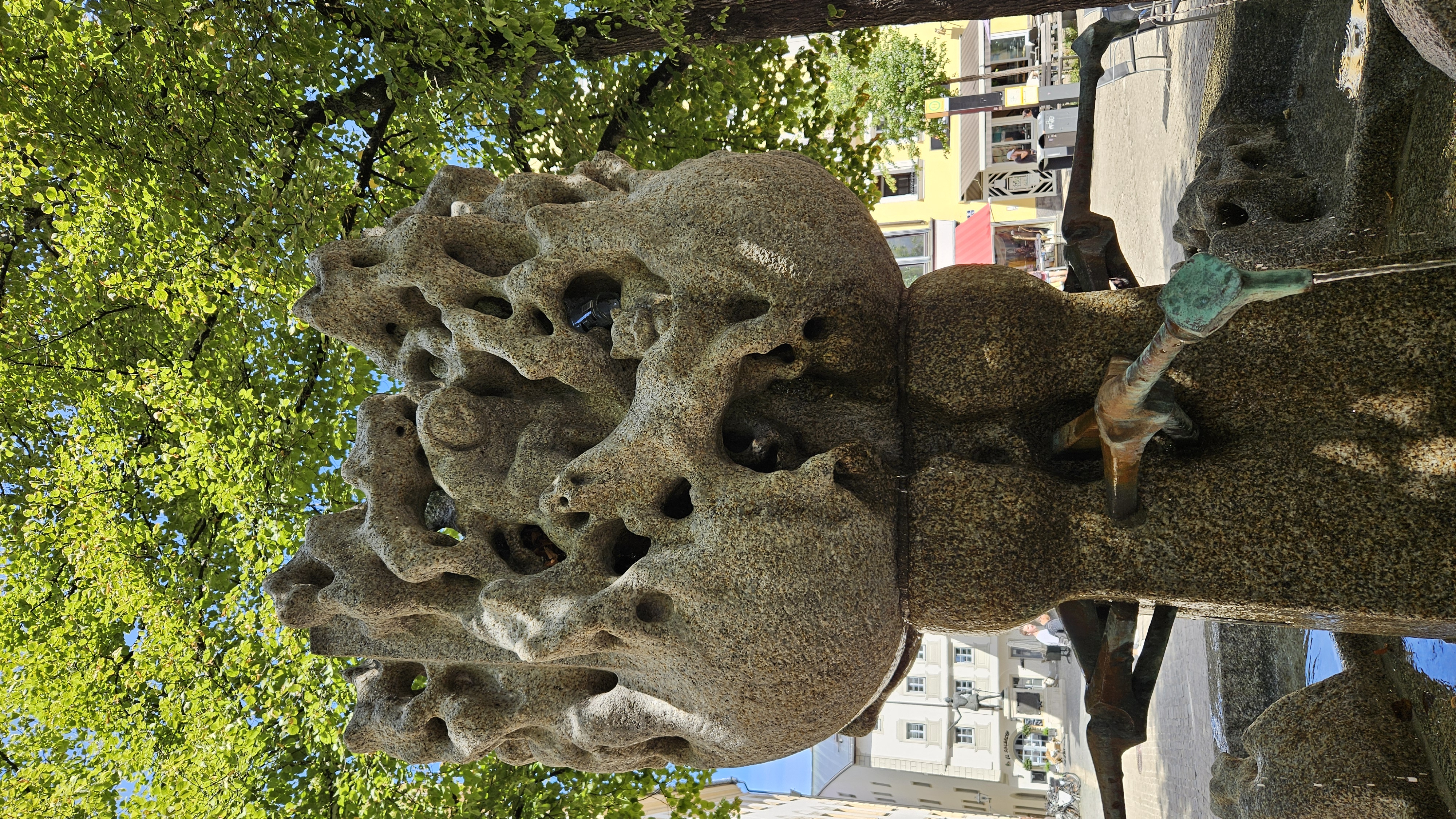 Katze versteckt im Brunnen am Kohlenmarkt