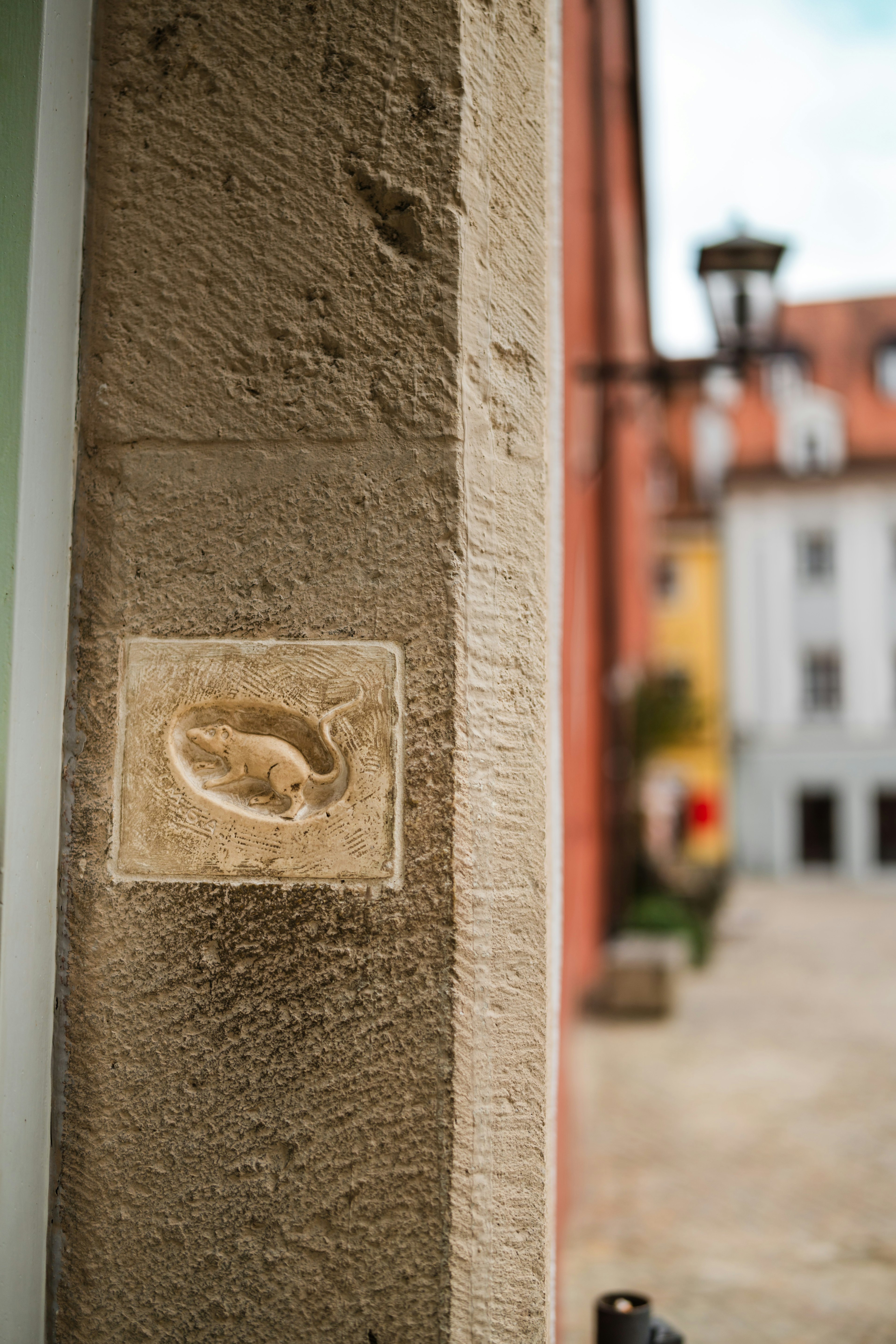 Die steinerne Stadtmaus am Haidplatz am Musikhaus Wittl