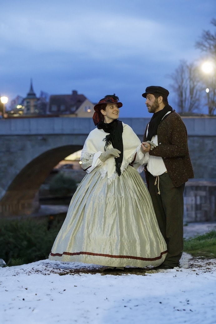 Zwei Schauspieler bei der Führung