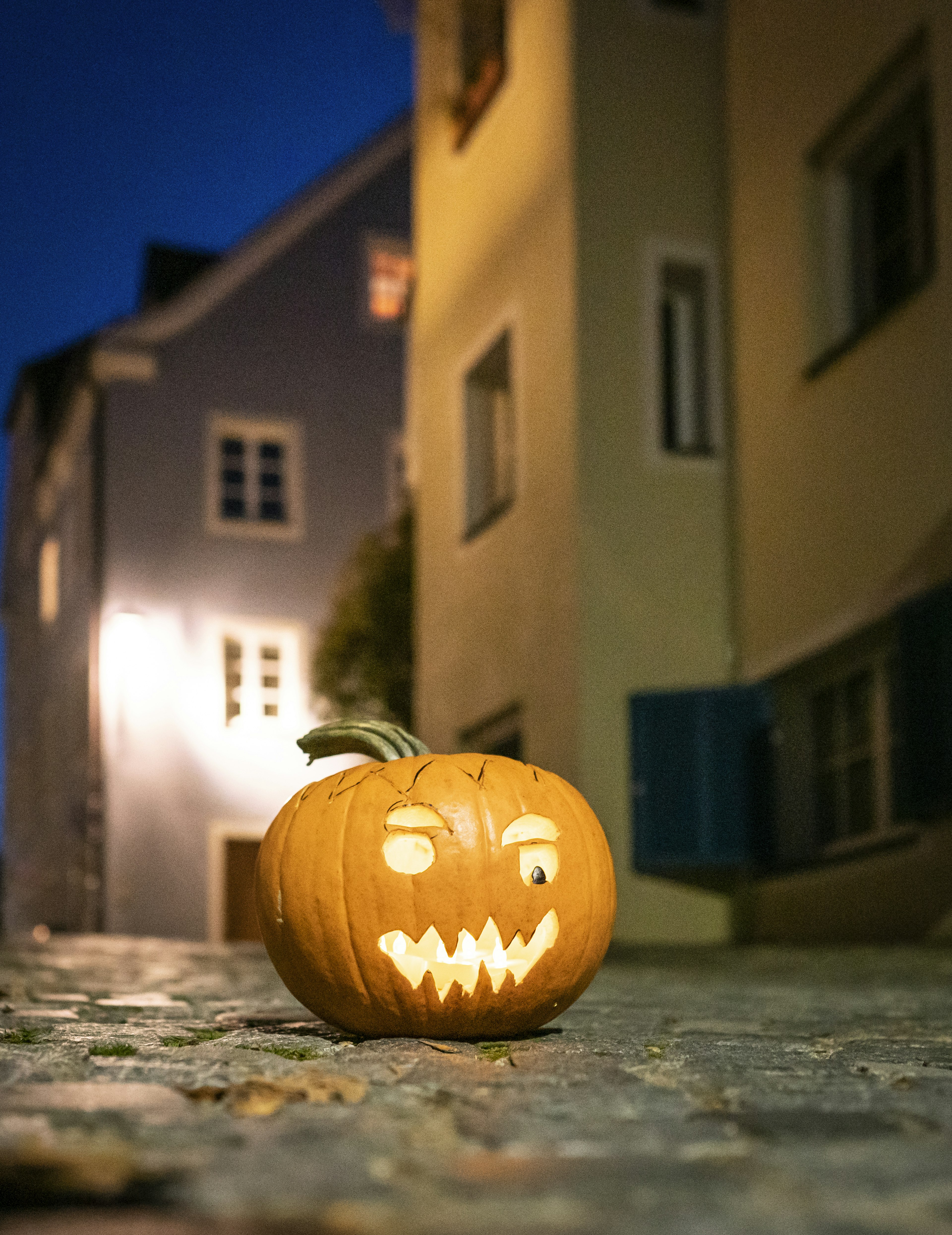 Halloweenkürbis leuchtend, bei Nacht