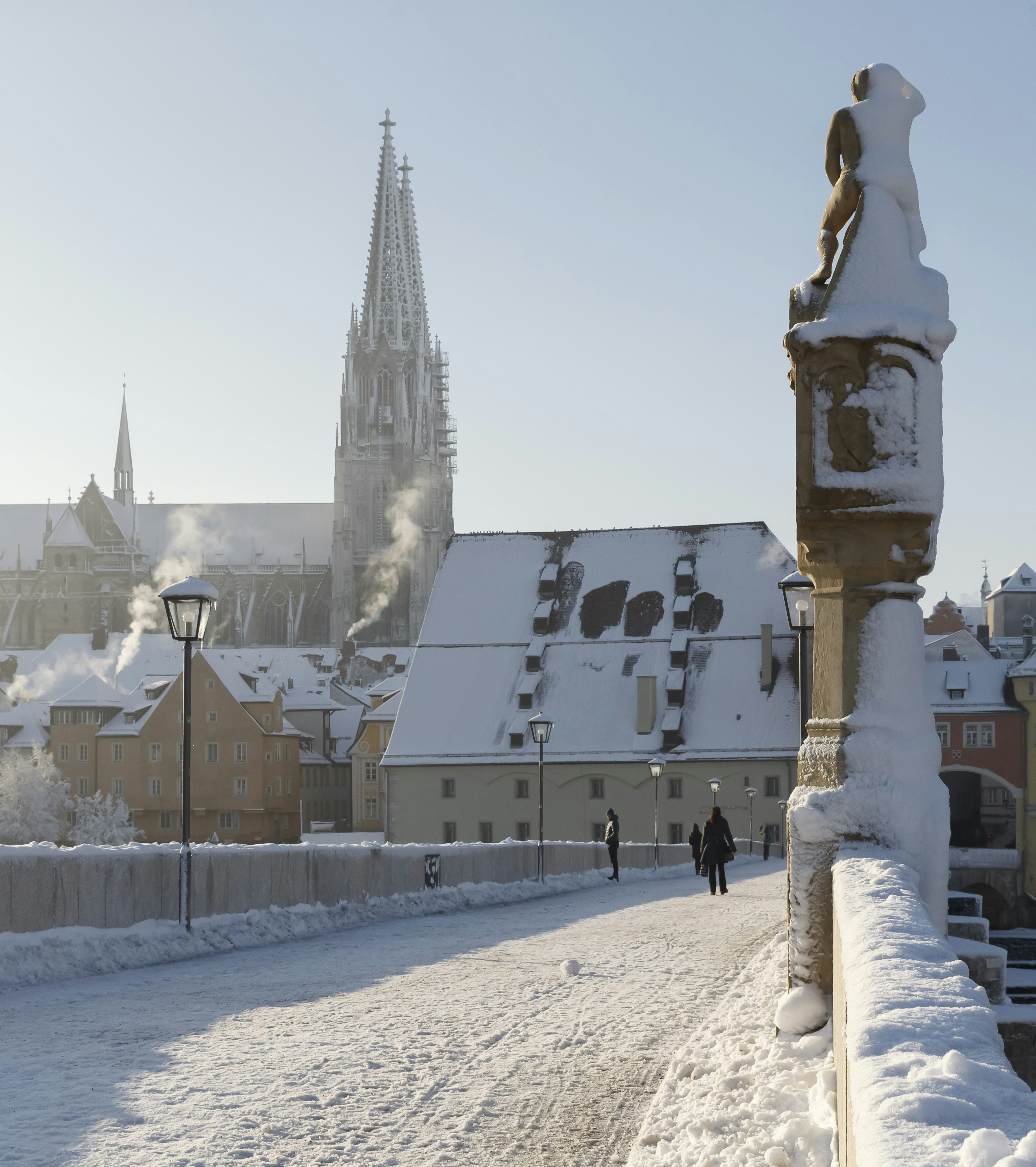 Steinerne Brücke im Schnee, bei Sonnenschein