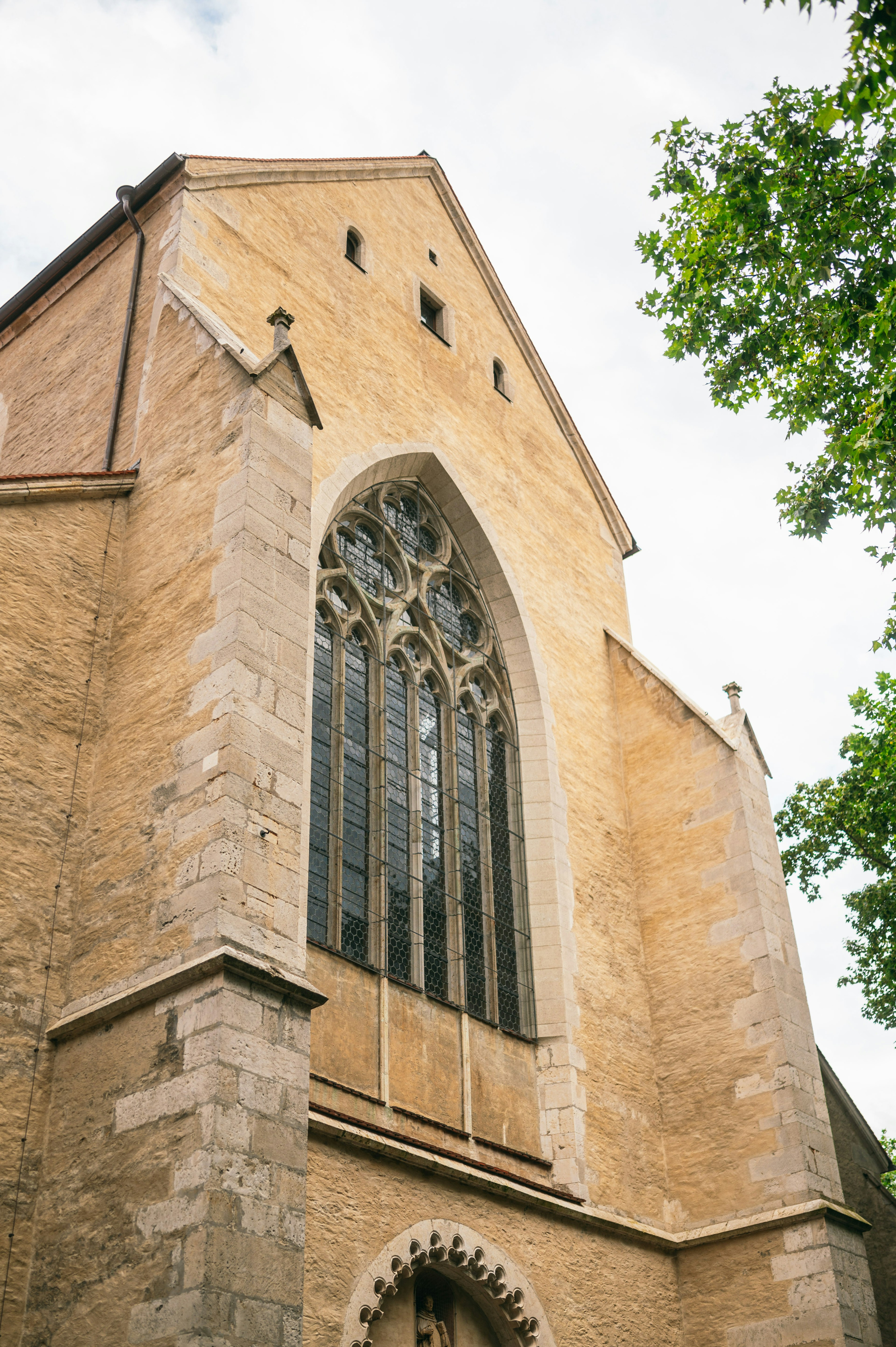 Die Frontansicht der St. Blasius Kirche in Regensburg