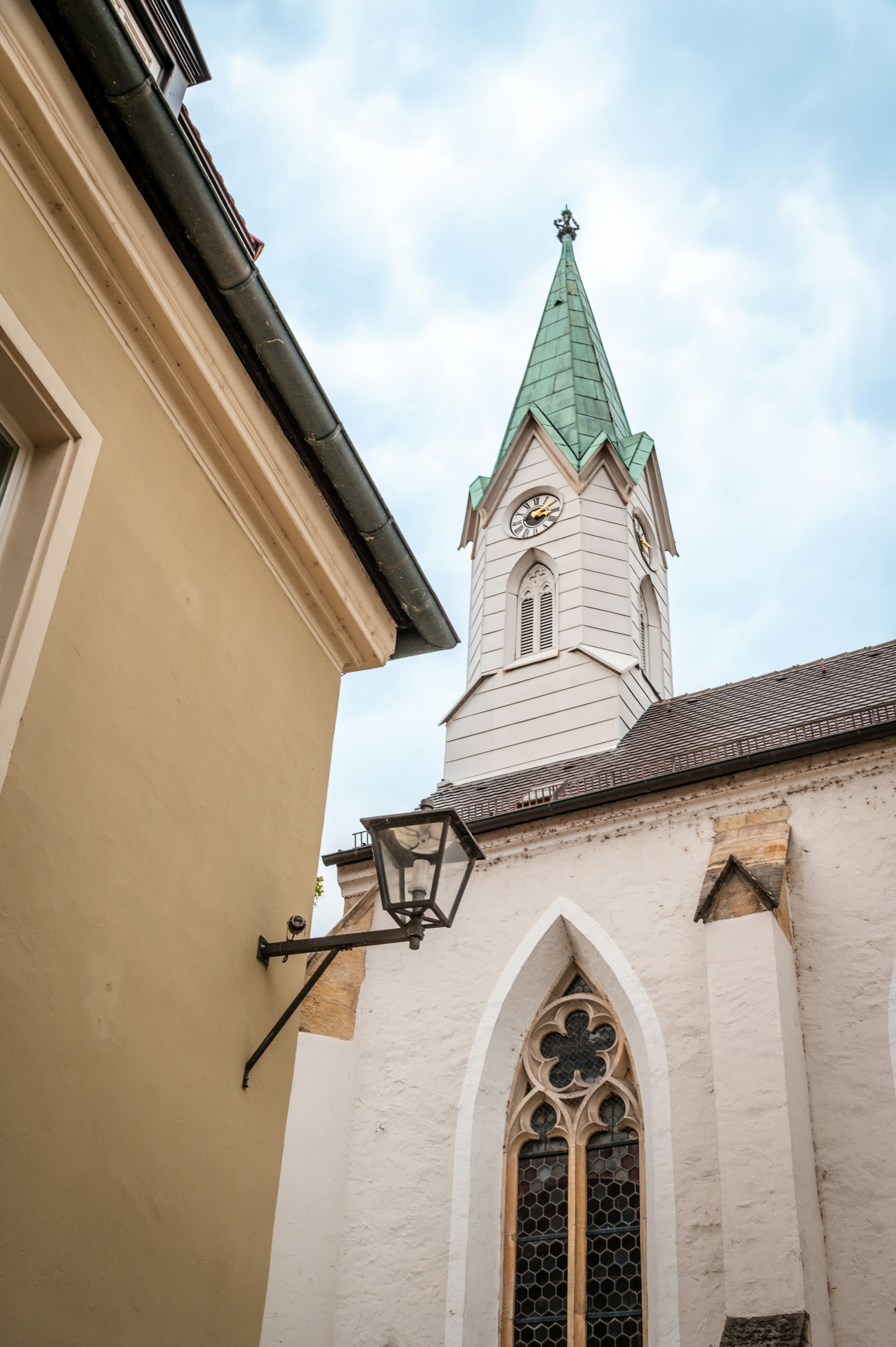 Ein Fenster und der Turm der Spitalkirche St. Katharina