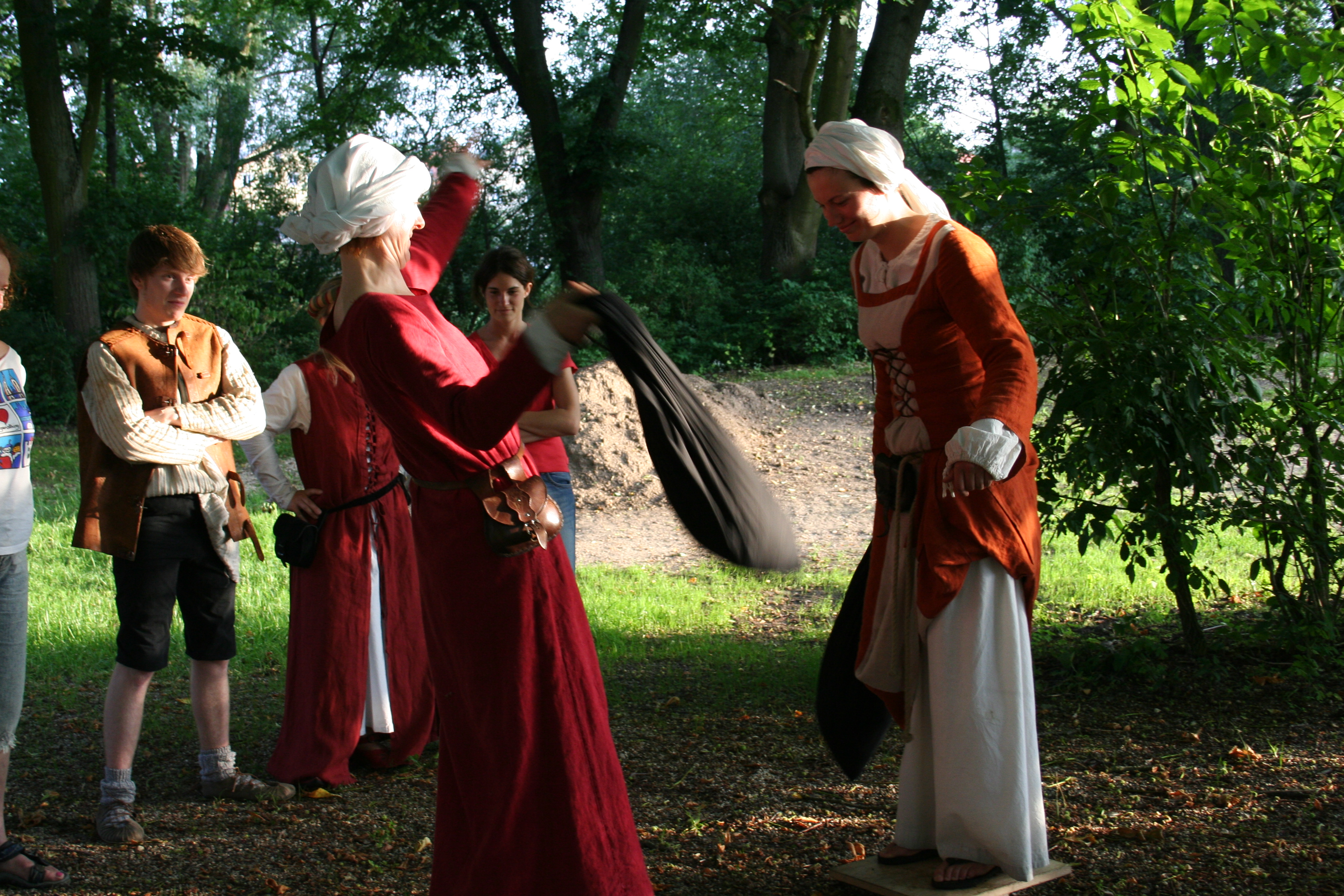 Zwei Schauspieler im Kostüm auf der Knappenschaukel