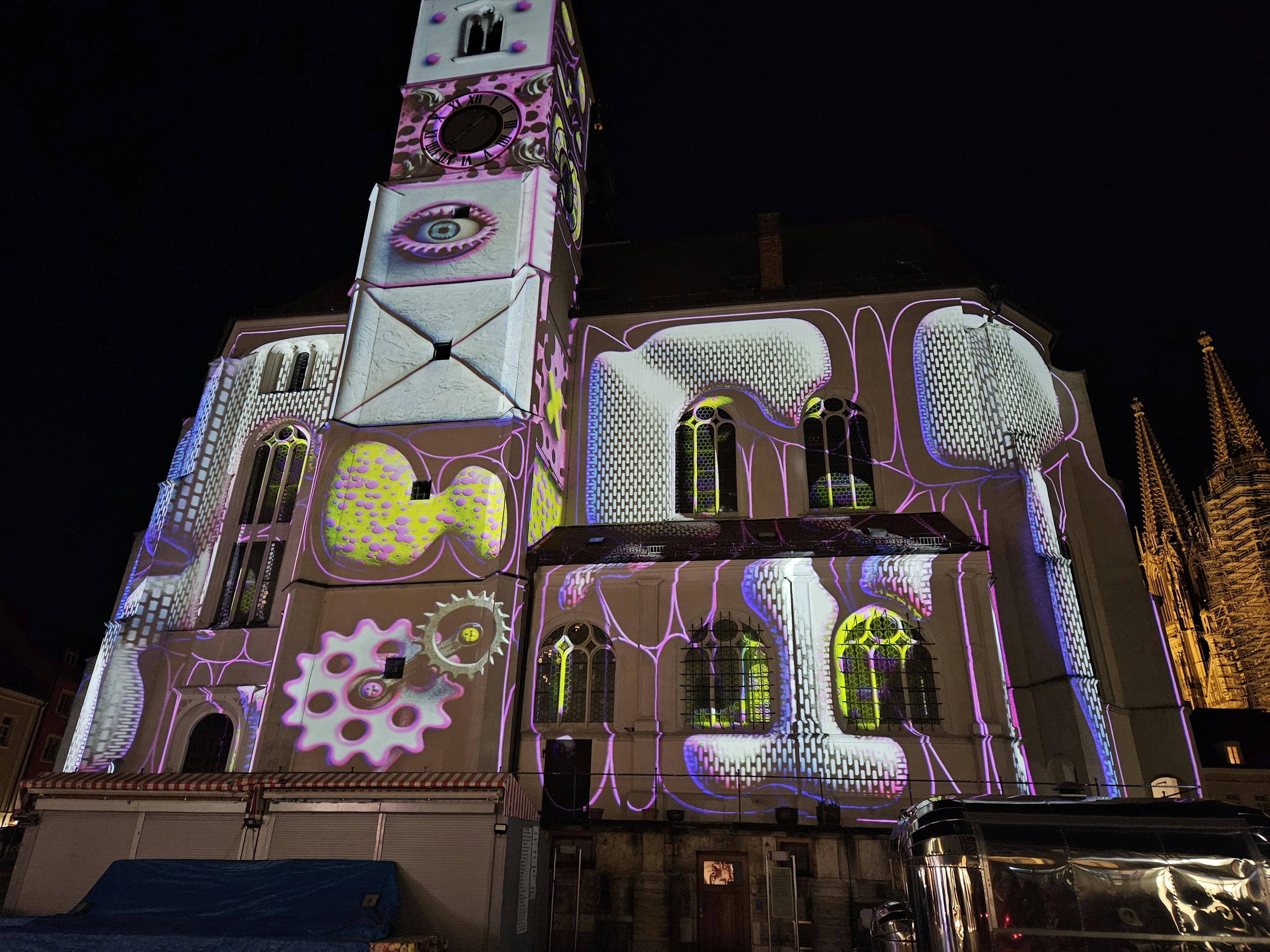 Lichtkunst an Außenwand einer Kirche